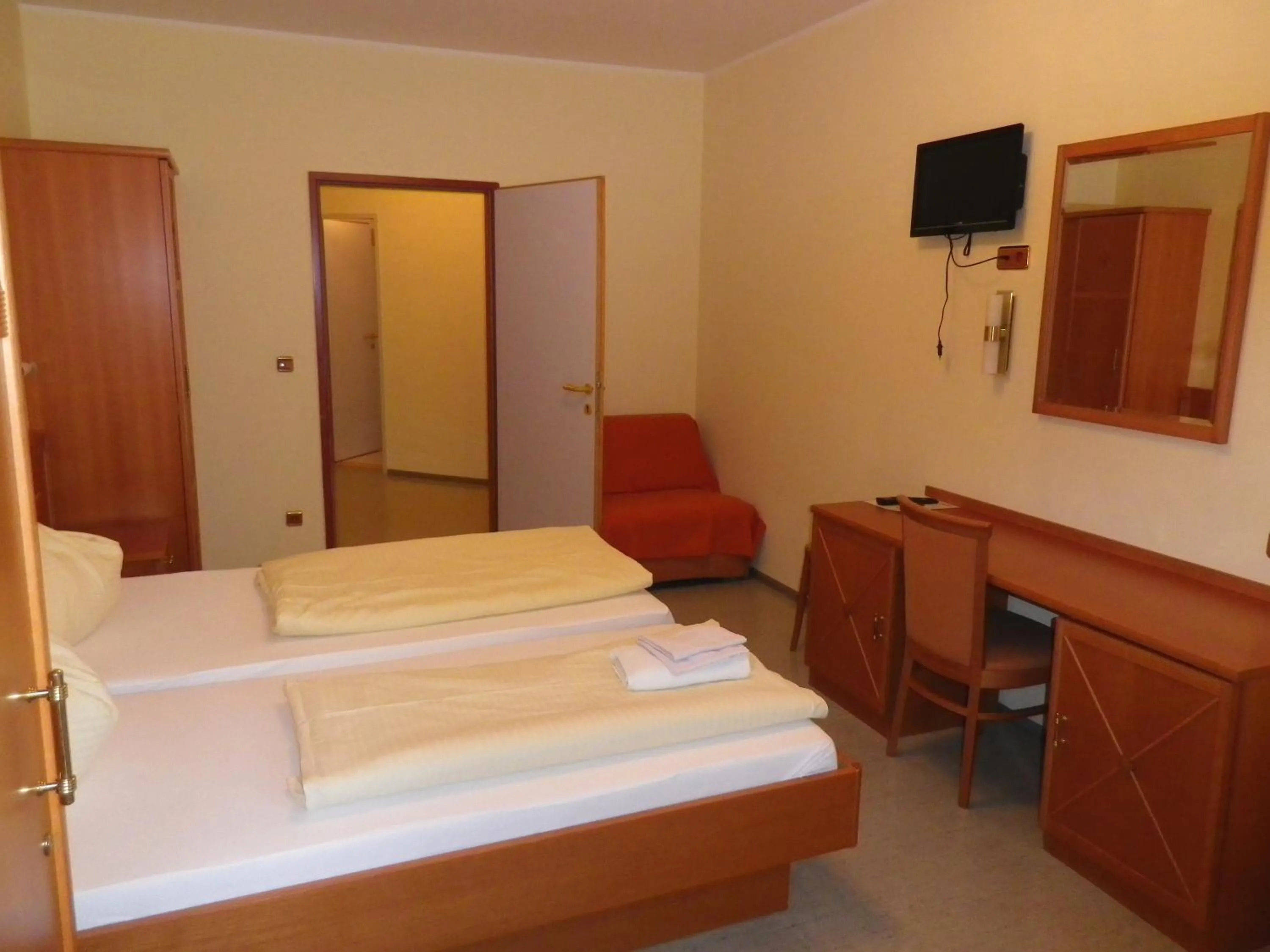 Photo of the whole room, Bed in Jugend- und Familiengästehaus Klagenfurt