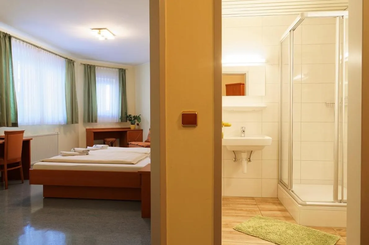Bathroom, Bed in Jugend- und Familiengästehaus Klagenfurt