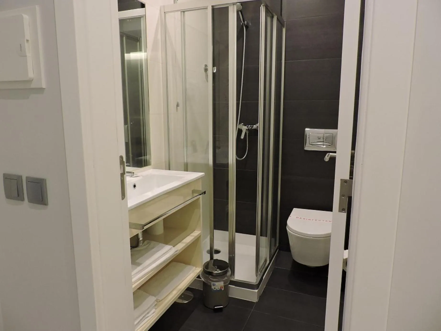 Shower in Fátima GuestHouse