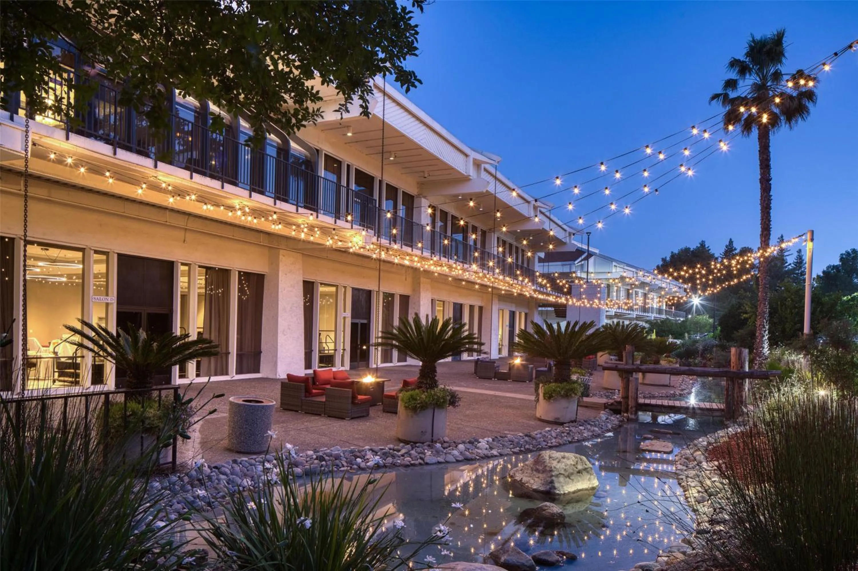 Inner courtyard view in DoubleTree By Hilton Sacramento