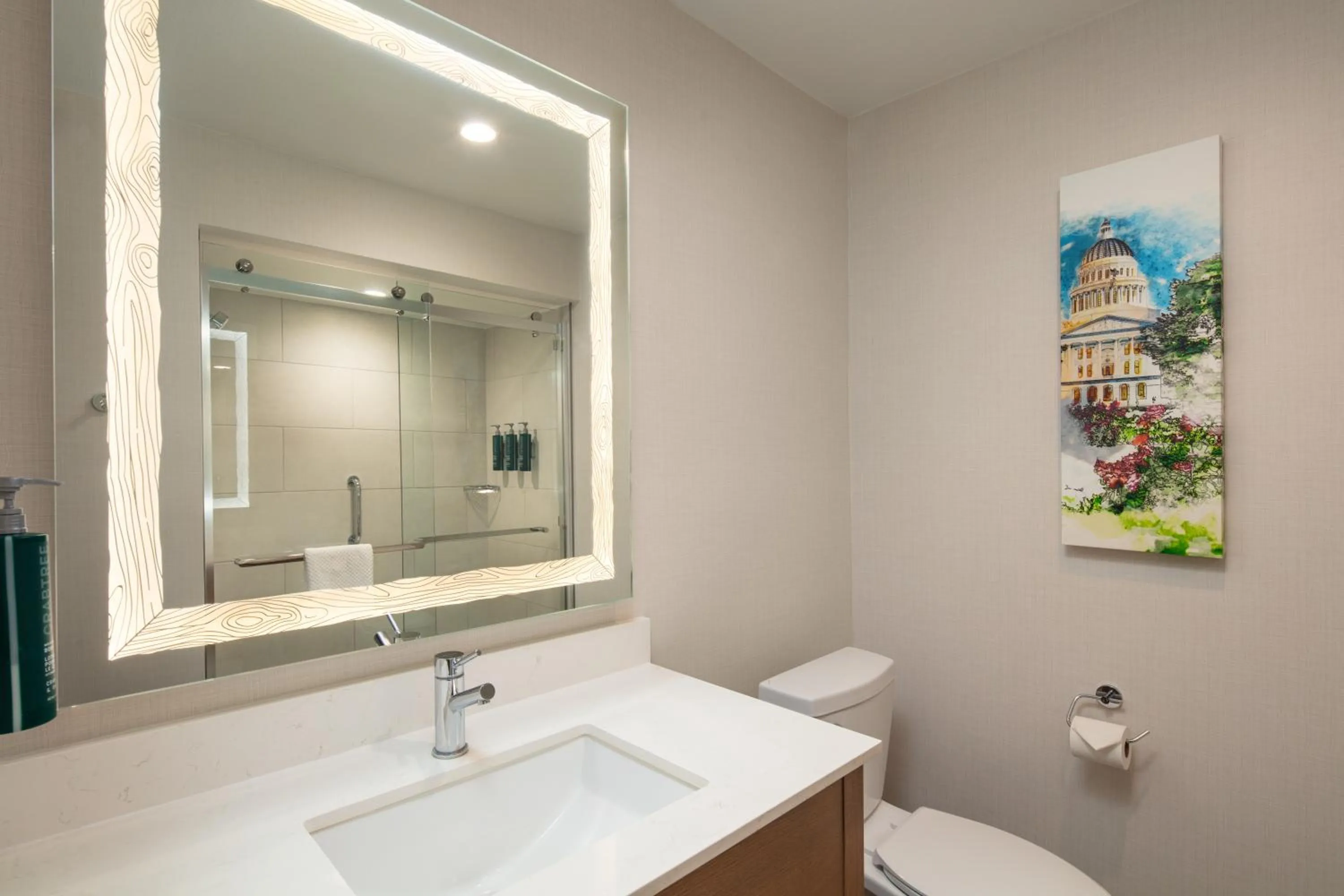 Shower in DoubleTree By Hilton Sacramento