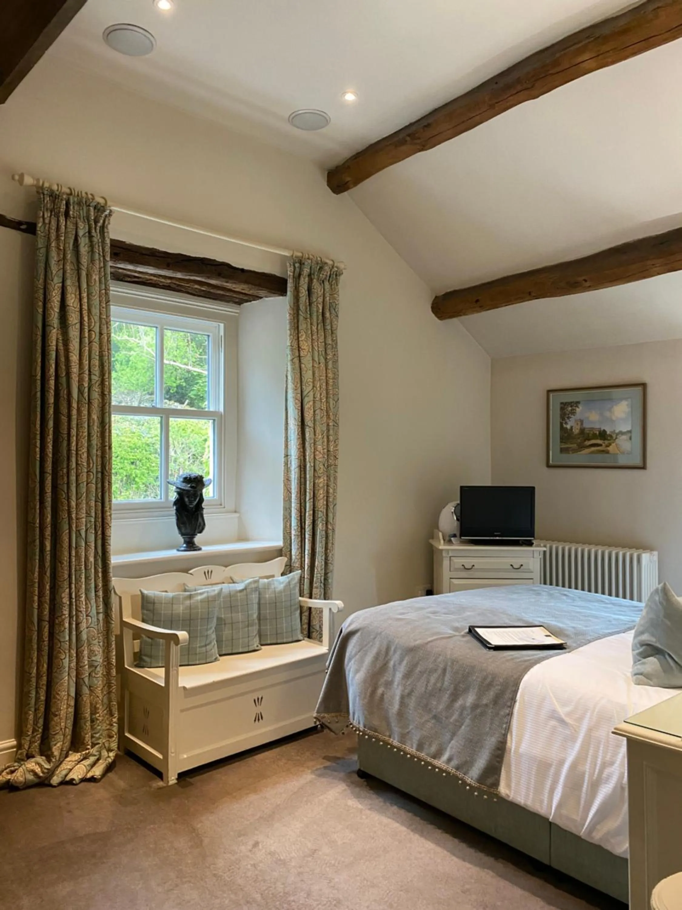 Bed in The Punch Bowl Inn