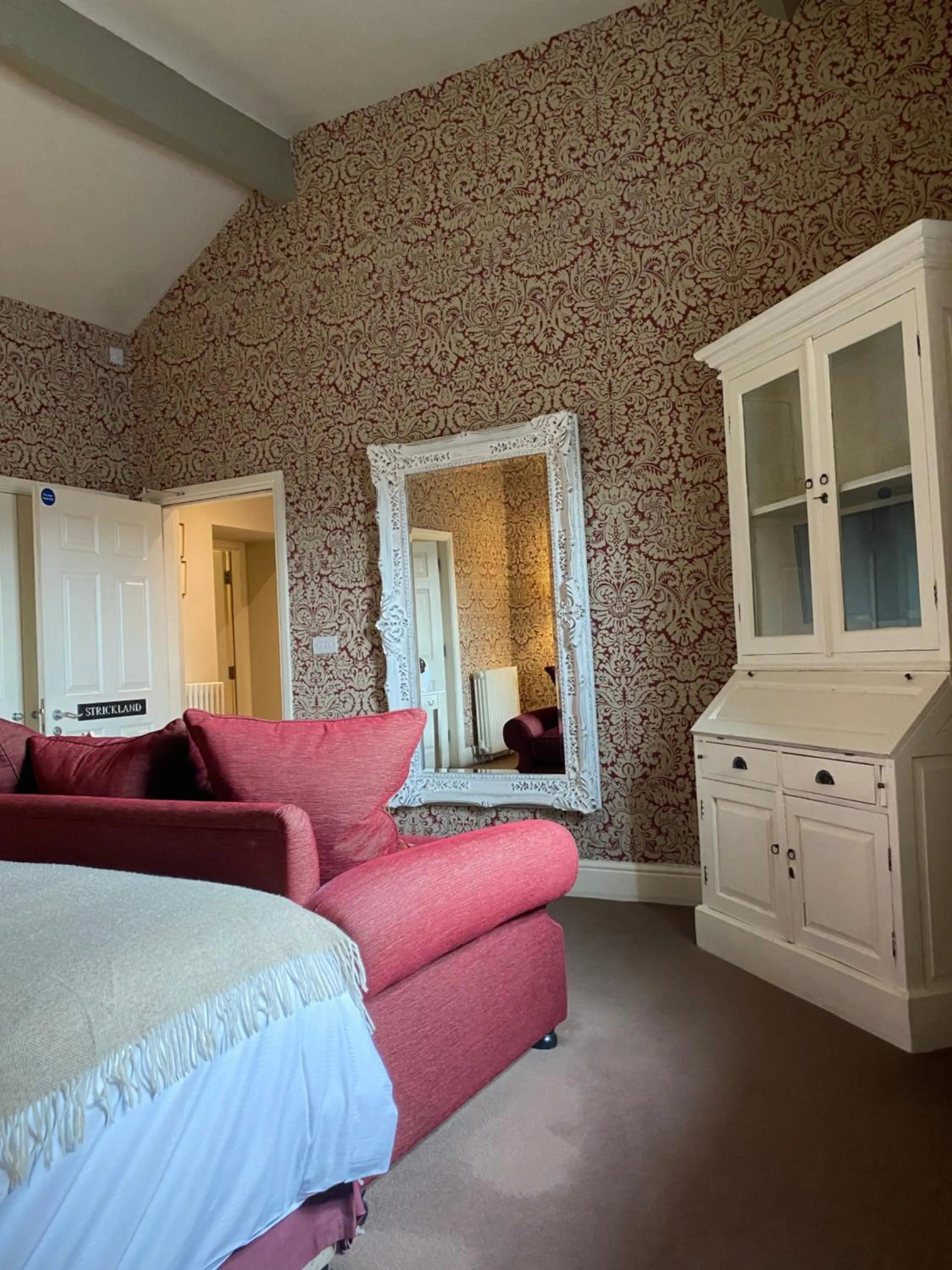 Bed in The Punch Bowl Inn