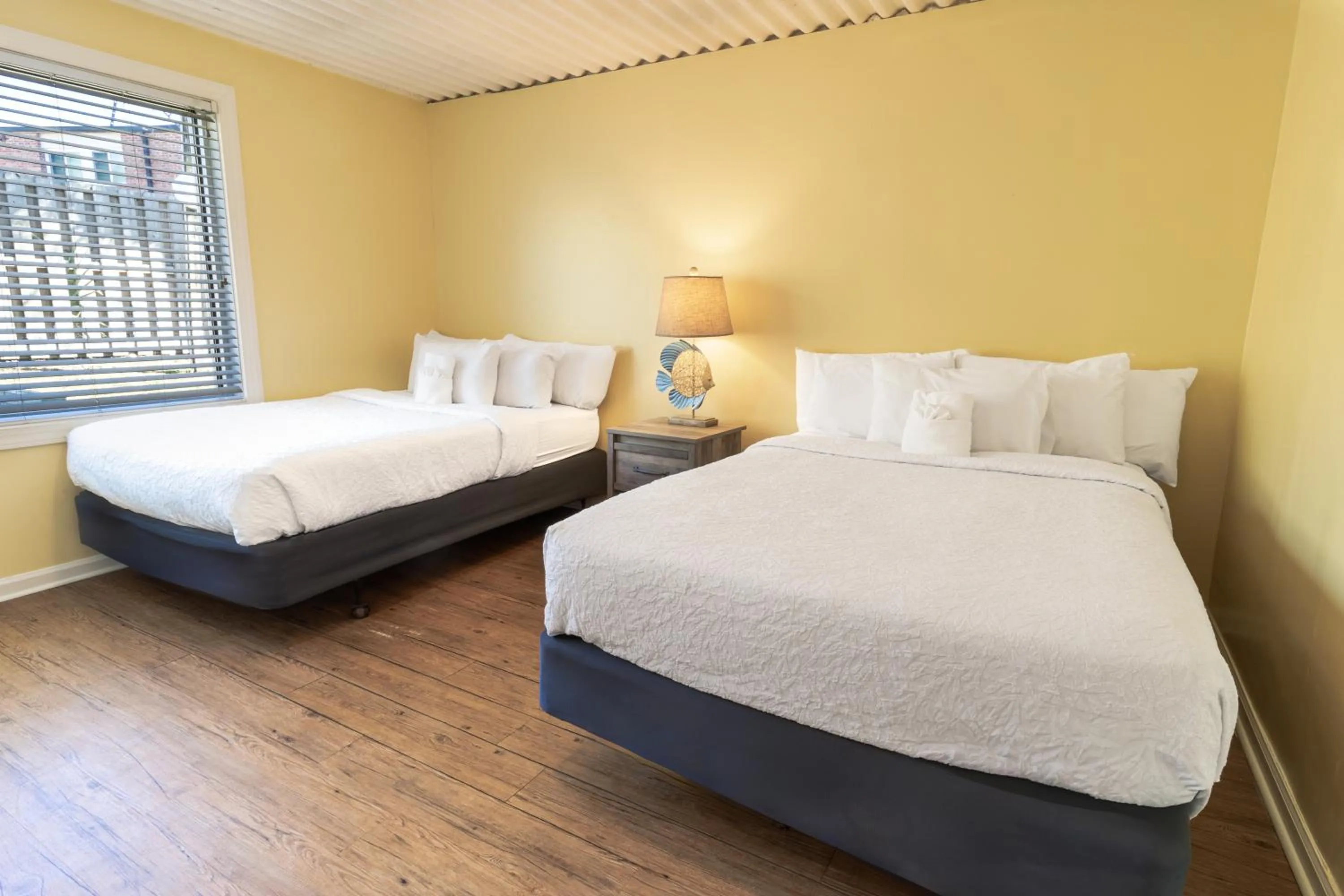 Bed in Oceanfront Litchfield Inn