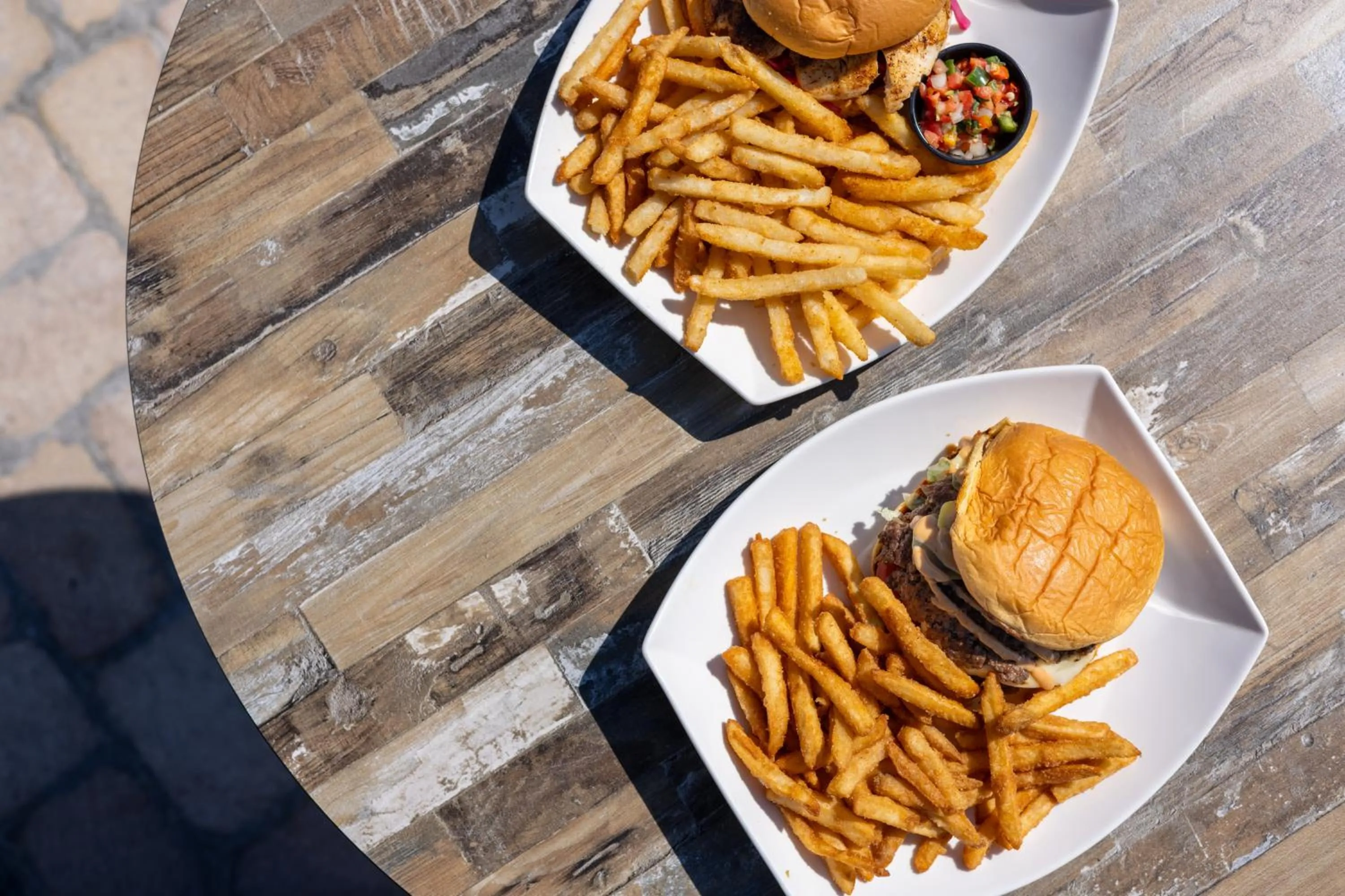 Lounge or bar in Oceanfront Litchfield Inn