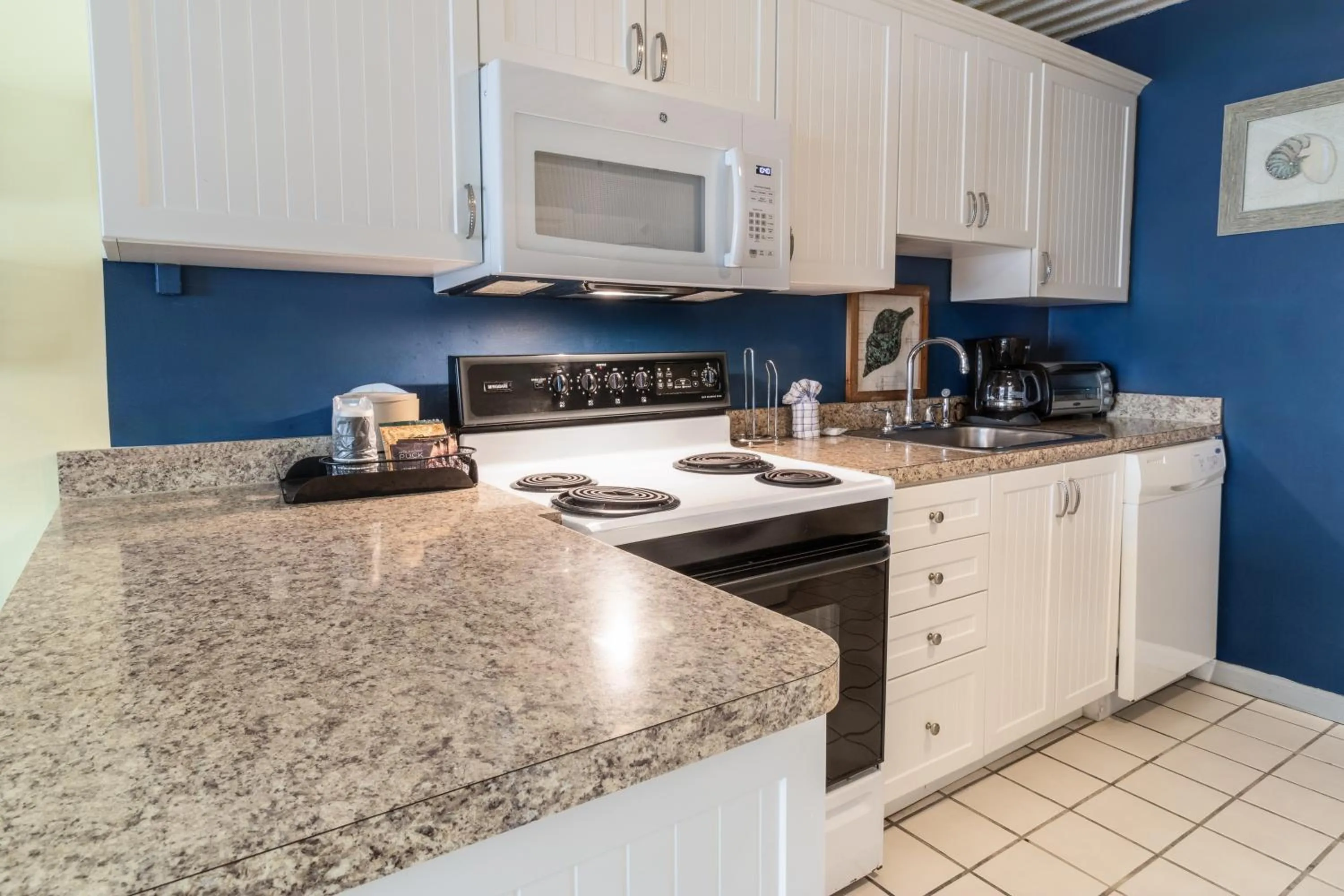 Coffee/tea facilities in Oceanfront Litchfield Inn