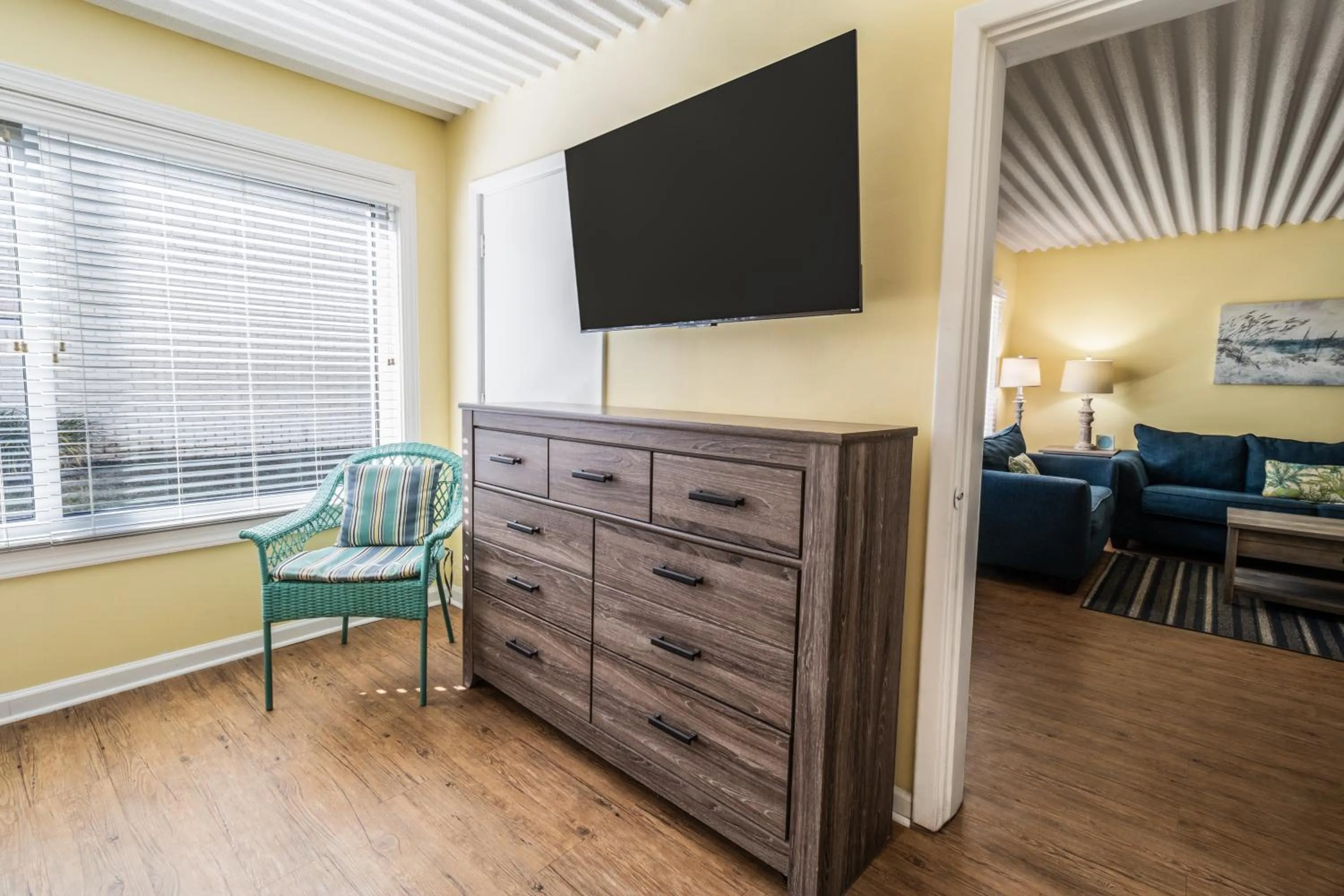 TV and multimedia in Oceanfront Litchfield Inn