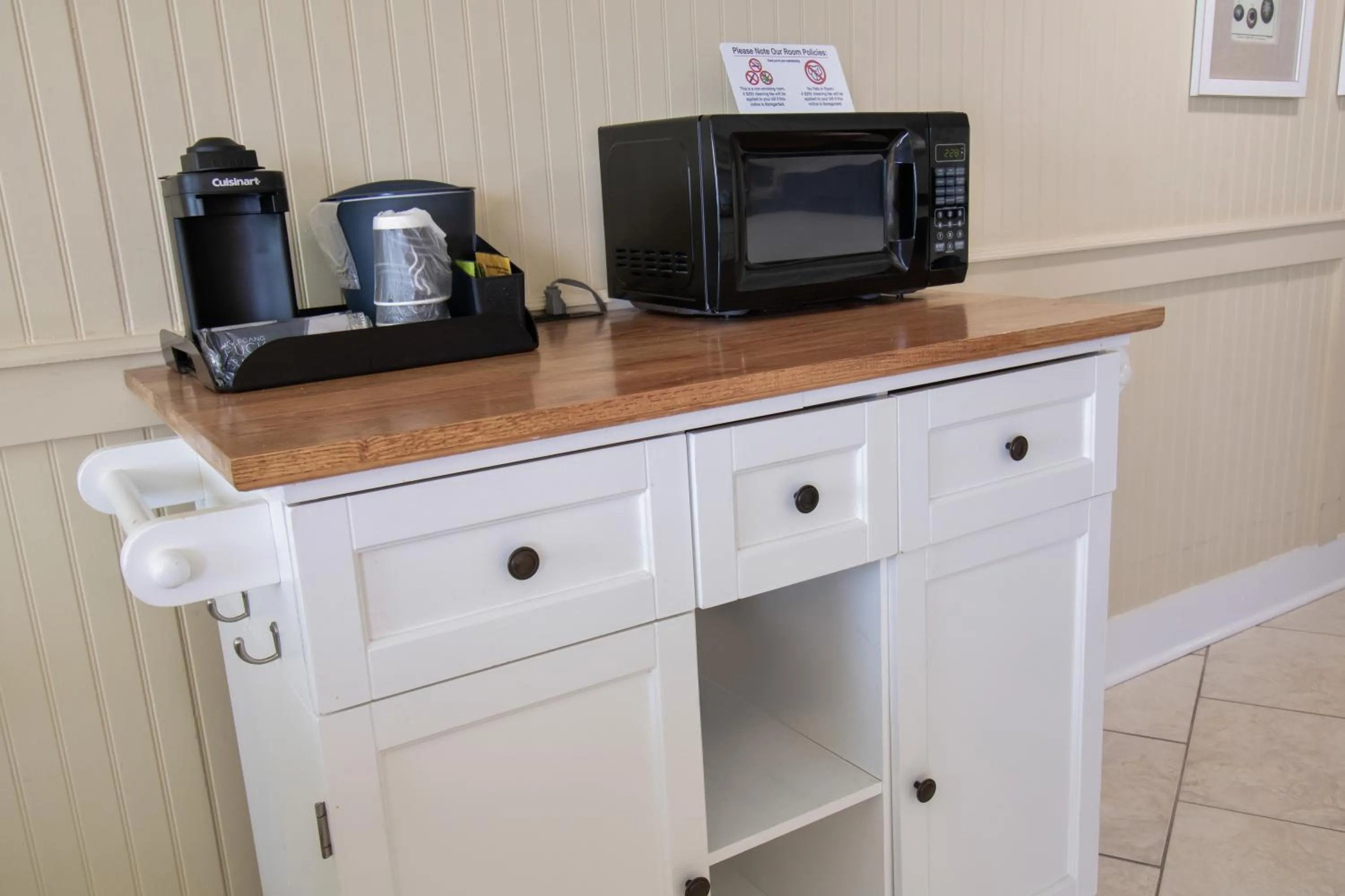 microwave in Oceanfront Litchfield Inn