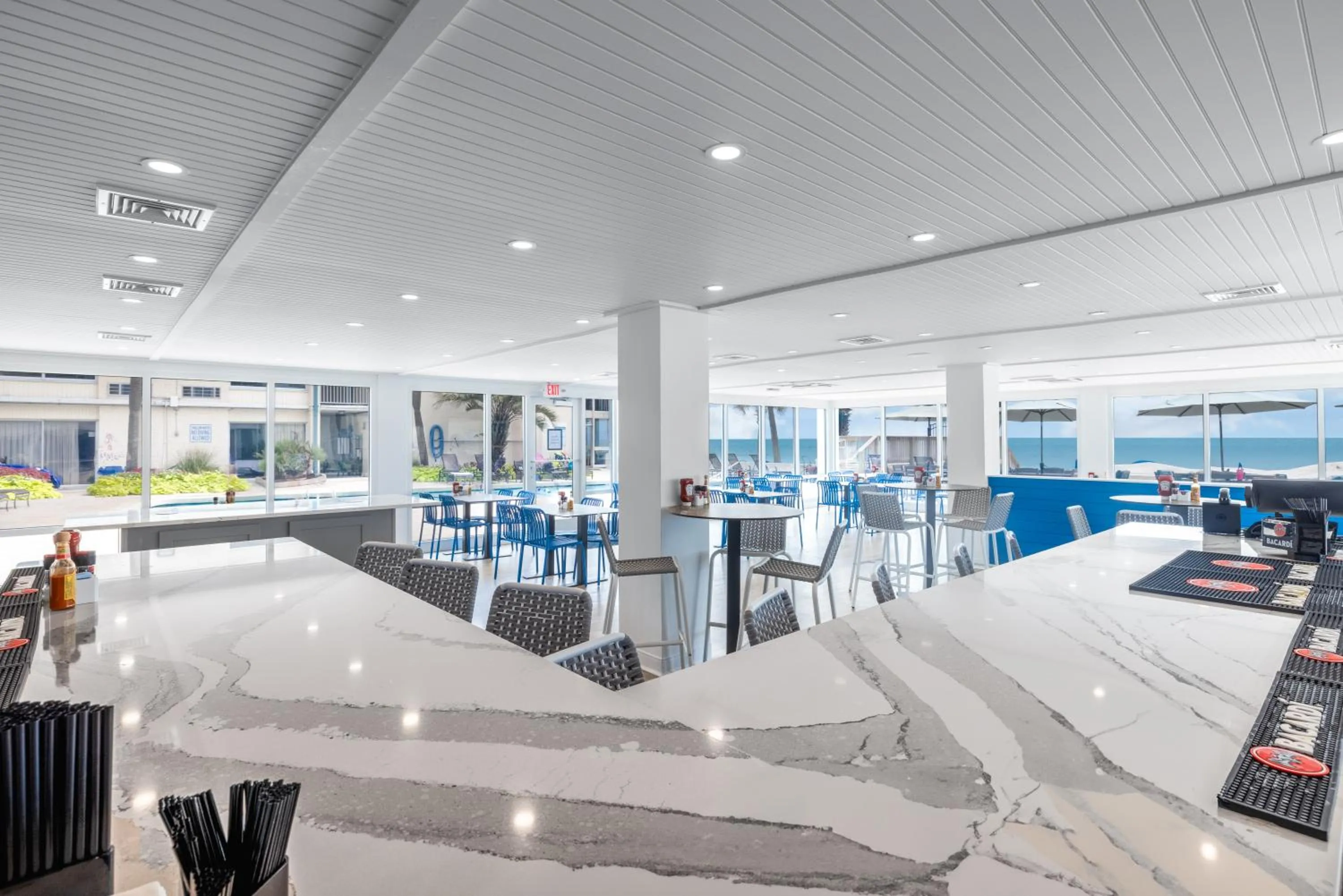 Lounge or bar in Oceanfront Litchfield Inn