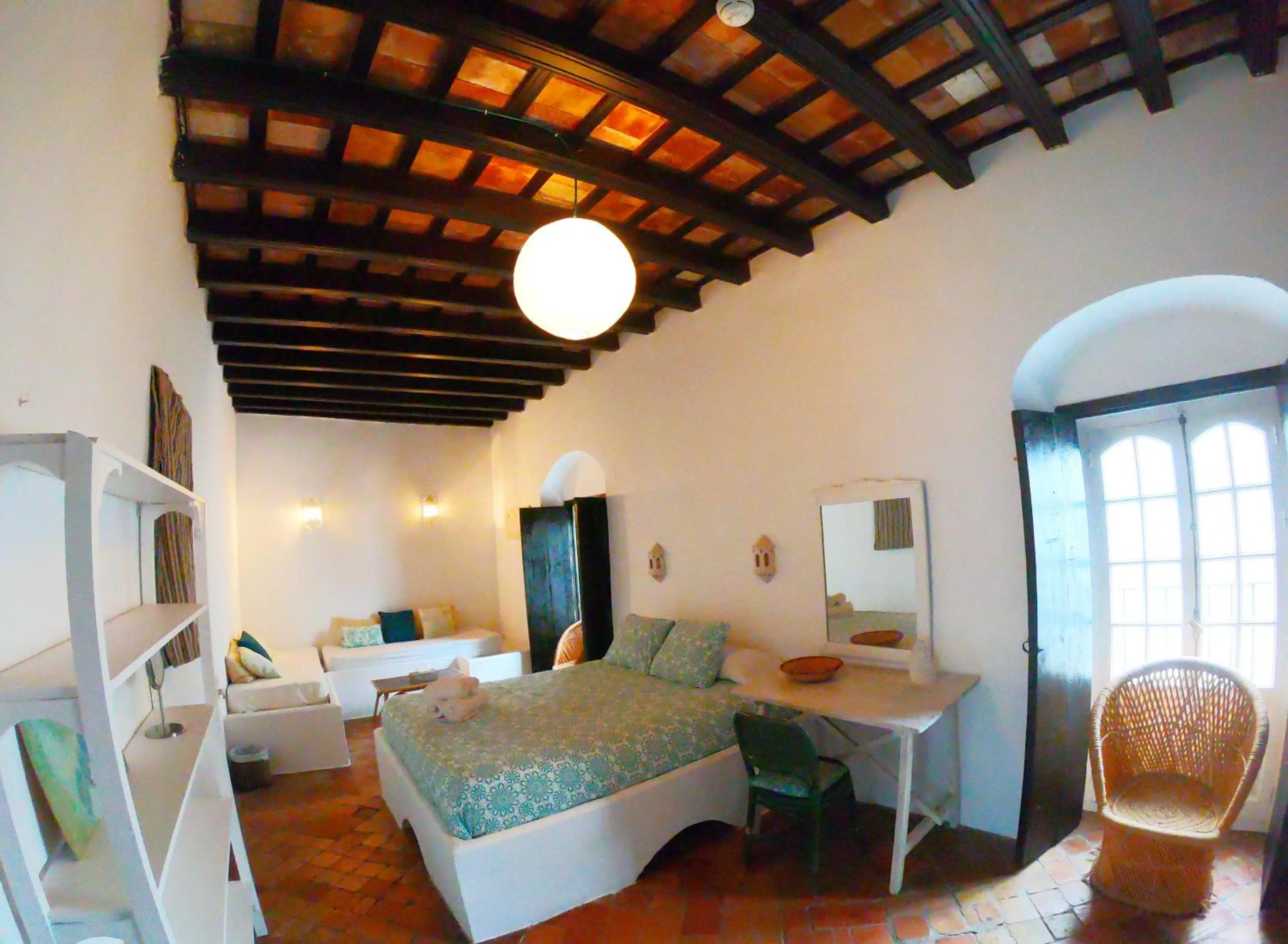 Photo of the whole room, Bed in Eole Tarifa Rooms
