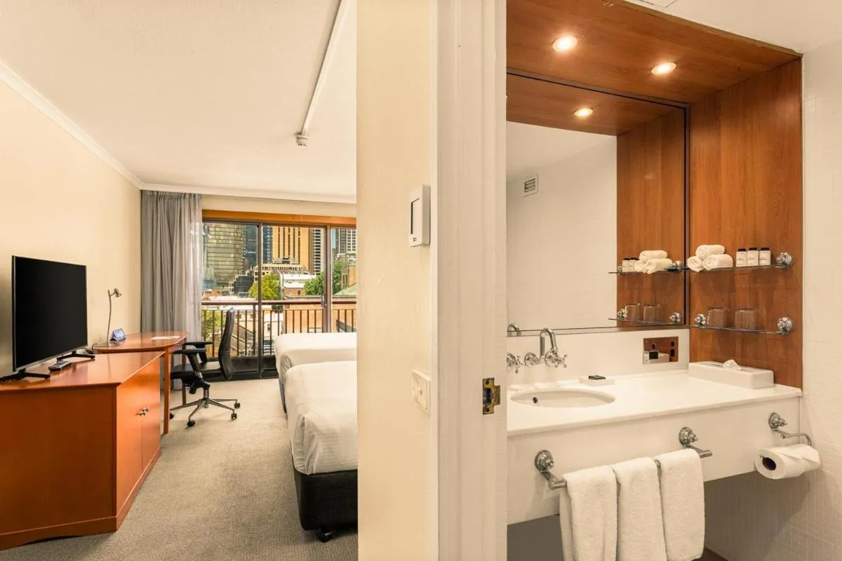 Bathroom, Bed in Sydney Harbour Hotel