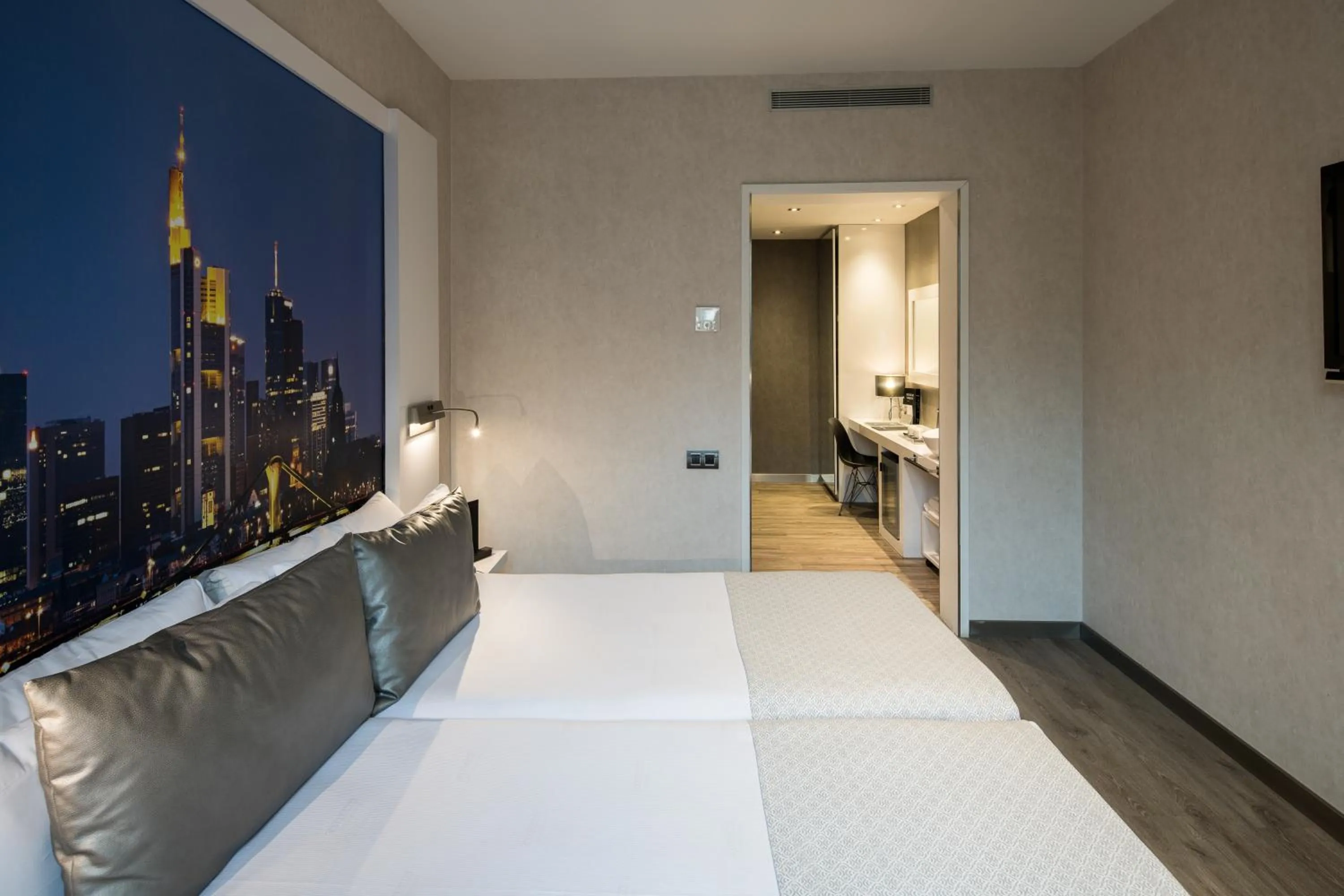 Photo of the whole room, Bed in Catalonia Gran Via BCN