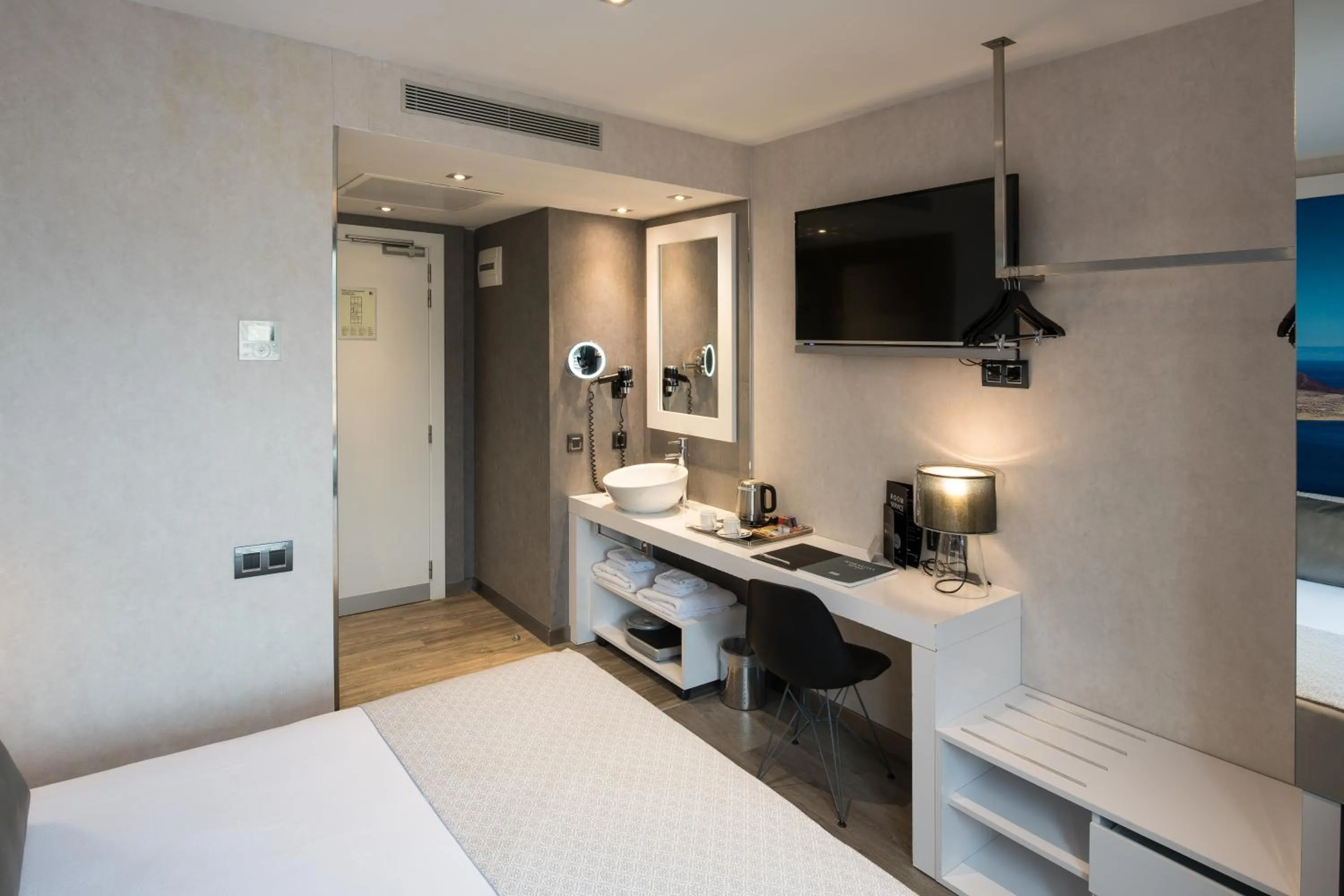 Photo of the whole room, Bed in Catalonia Gran Via BCN