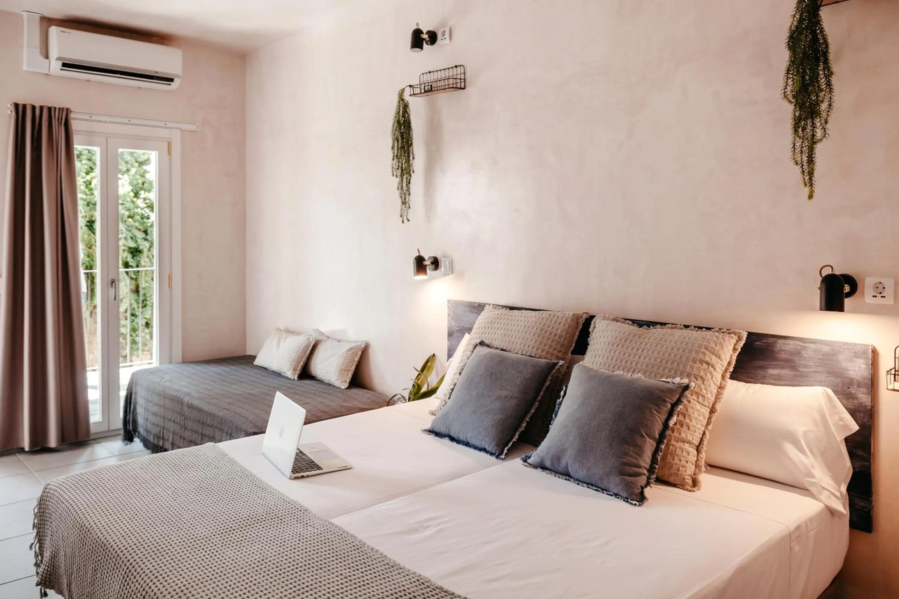 Photo of the whole room, Bed in ASTUTO Boutique Jerez - Adults Only