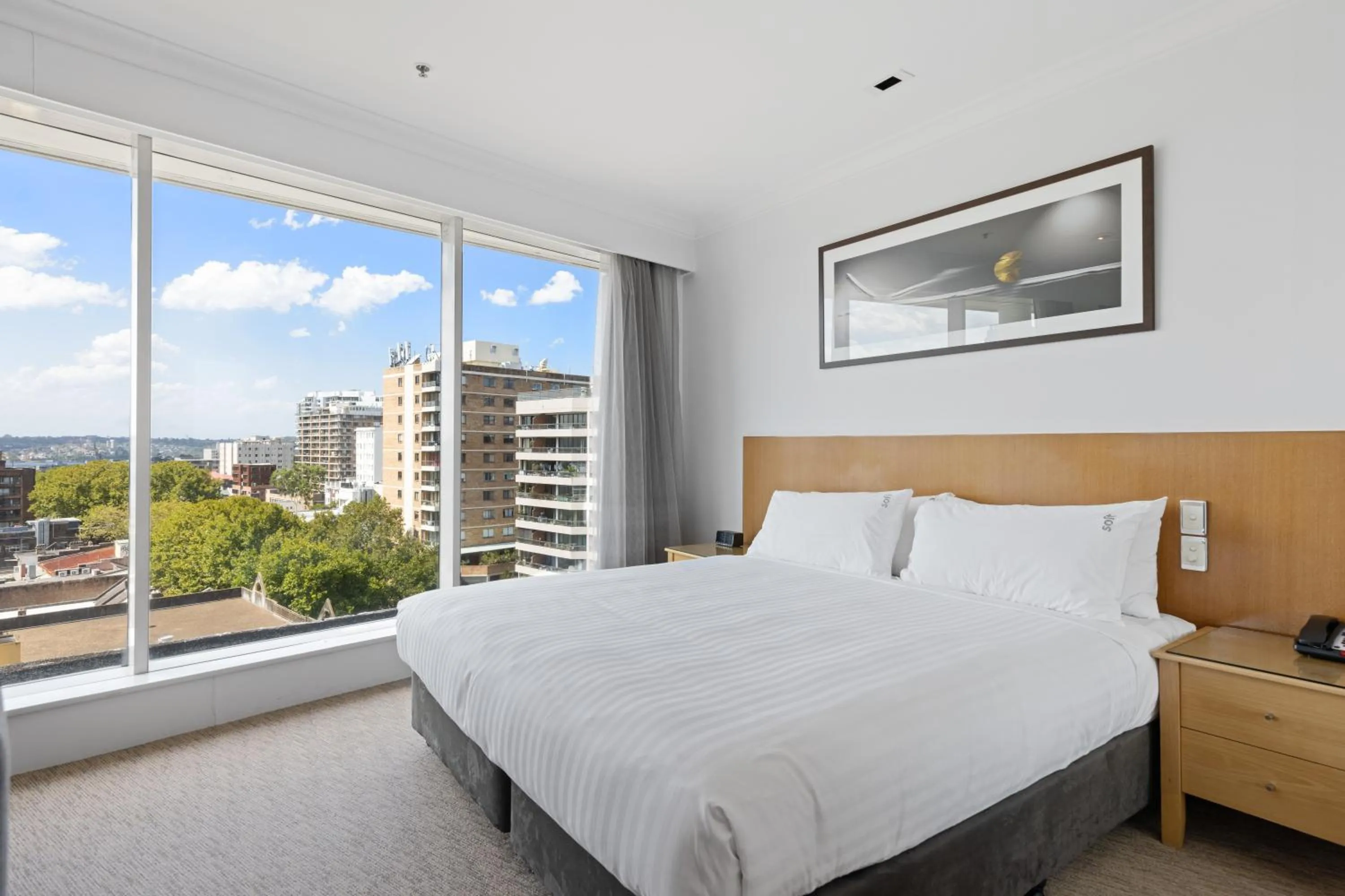 Bed in Holiday Inn Sydney Potts Point