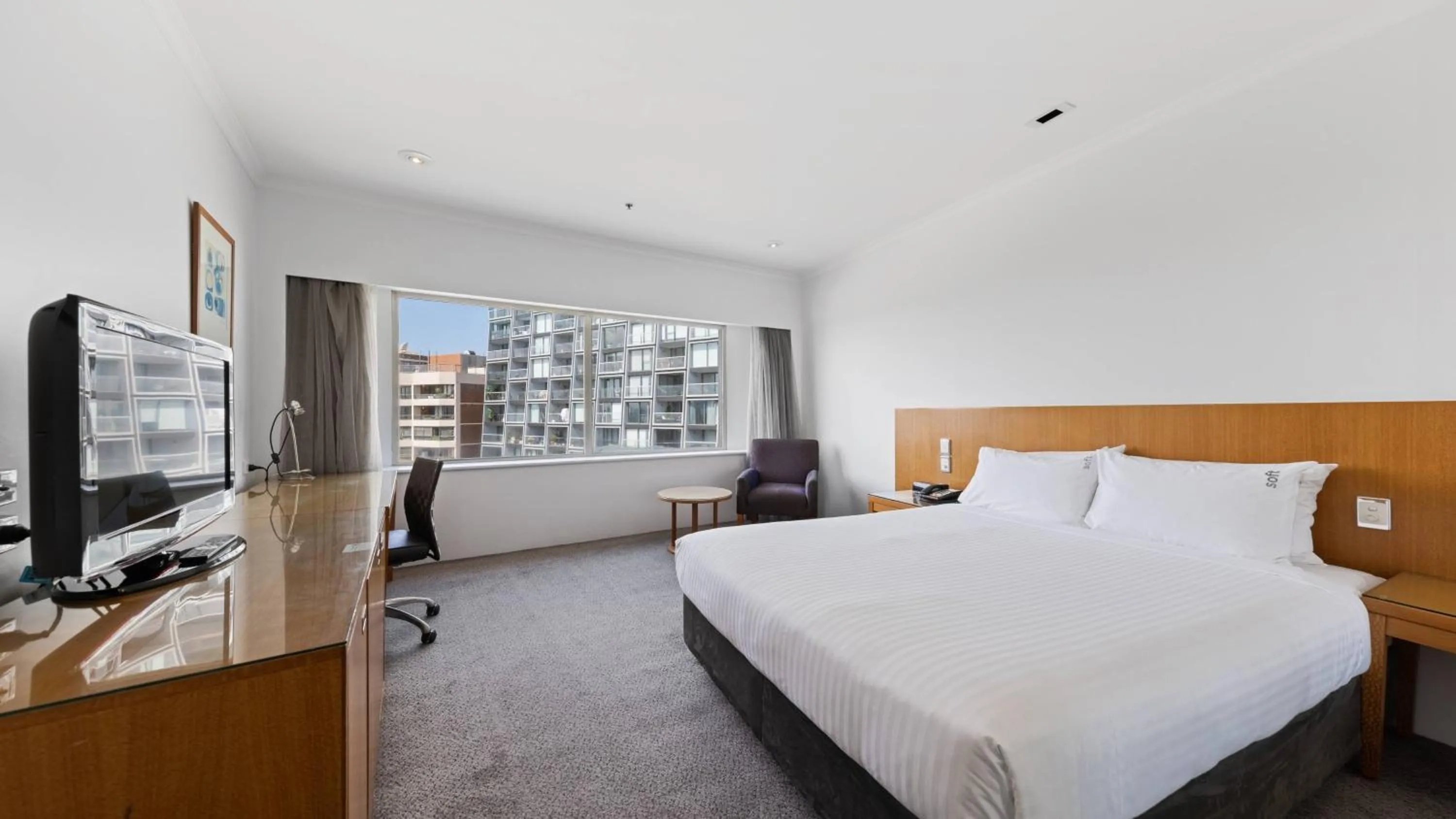 Photo of the whole room, Bed in Holiday Inn Sydney Potts Point