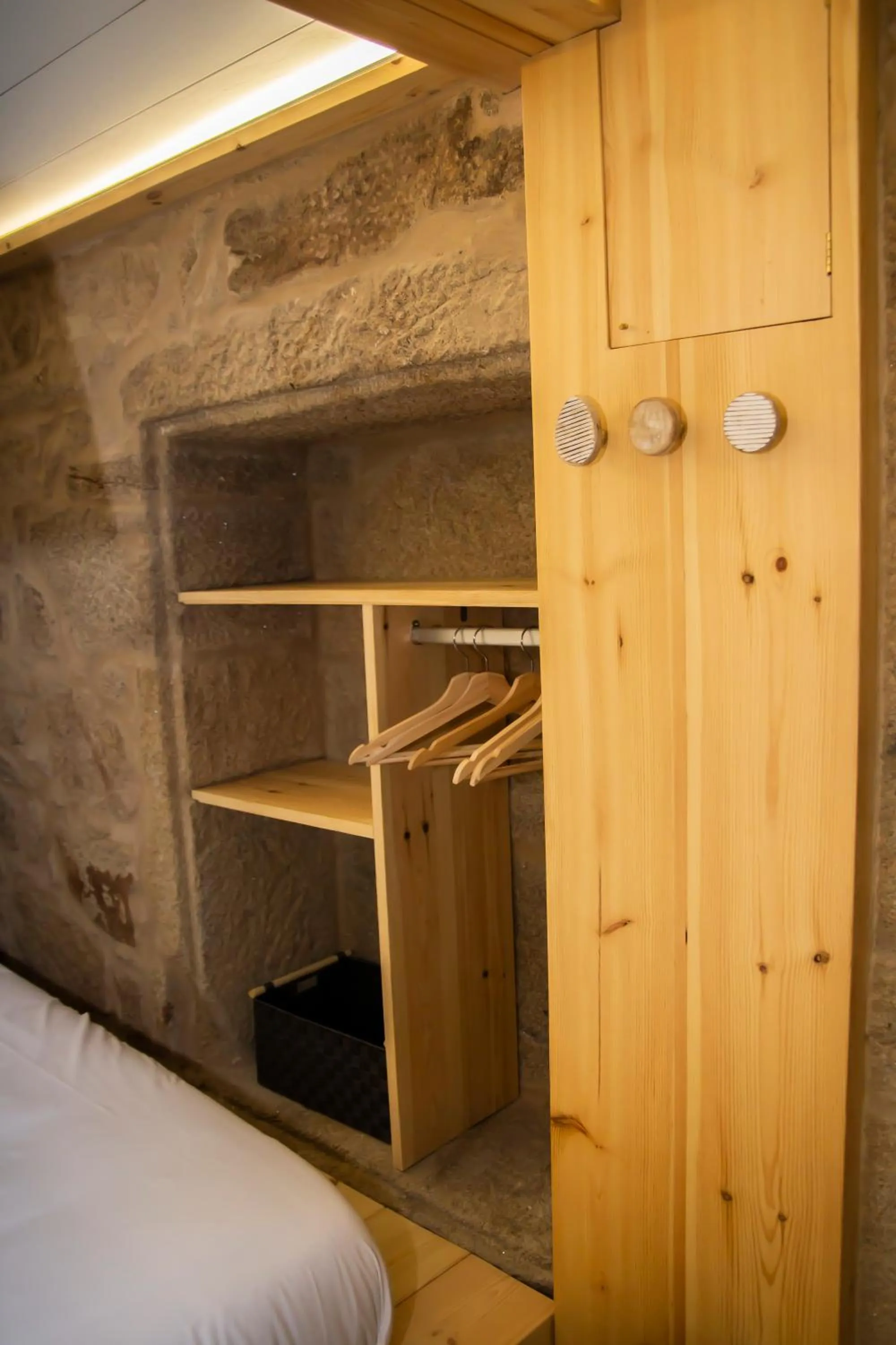 wardrobe, Bed in Duerming O Casal da Martiña