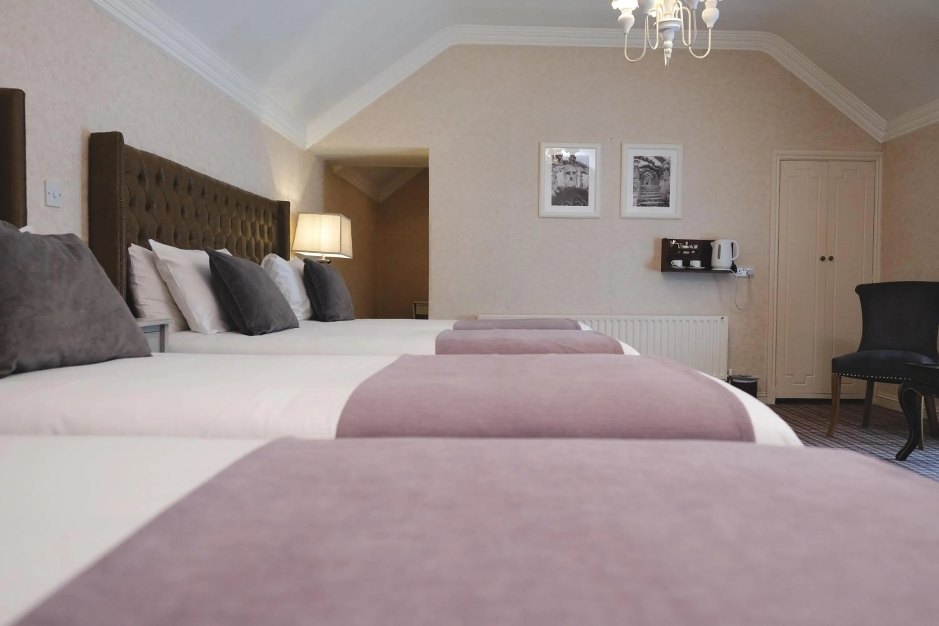 Bedroom, Bed in Dooly's Hotel