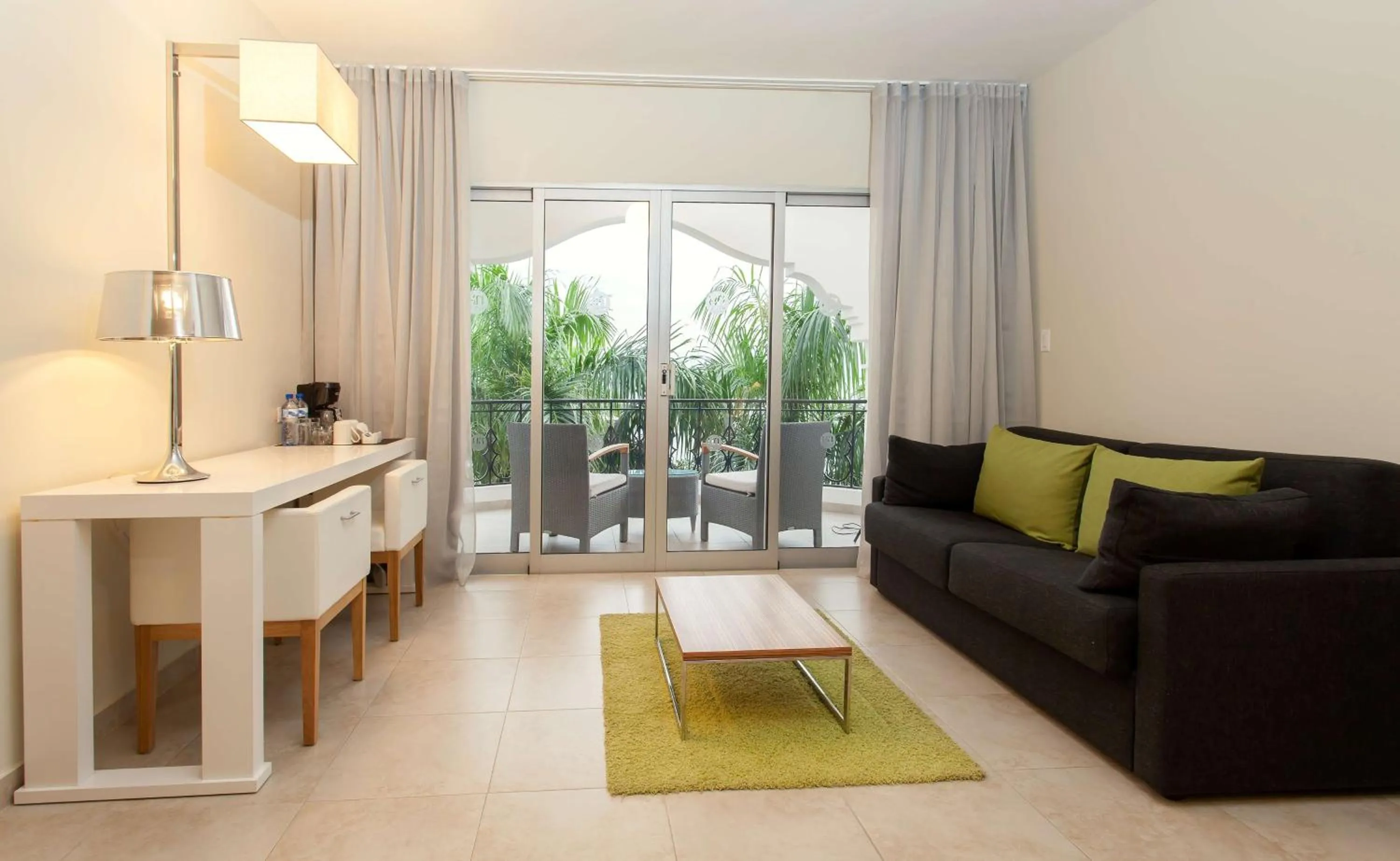 Photo of the whole room in El Rancho Haiti