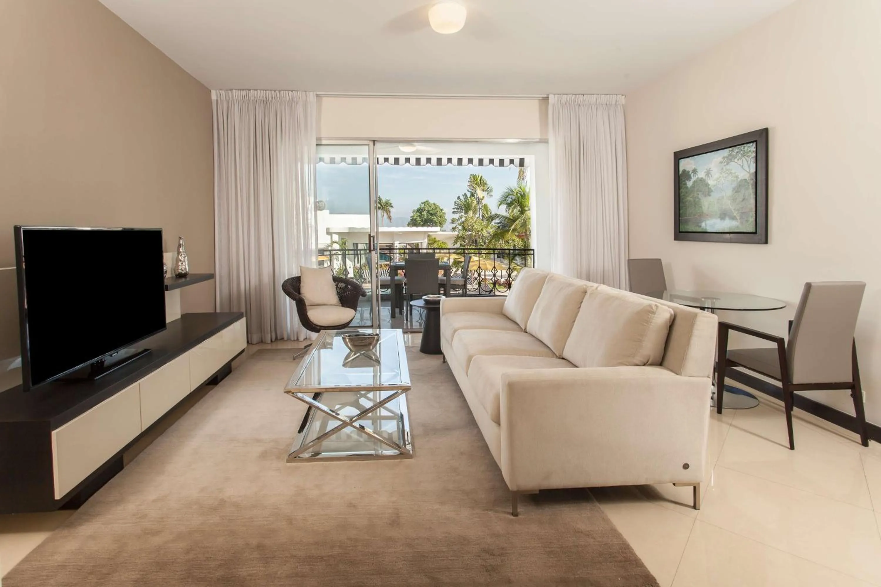 Photo of the whole room in El Rancho Haiti