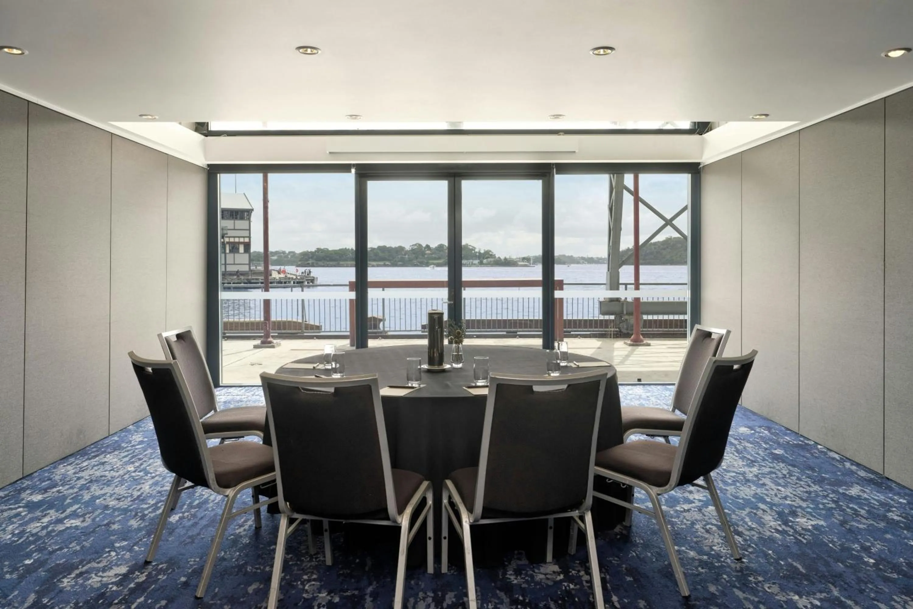 Lounge or bar in Pier One Sydney Harbour, Autograph Collection