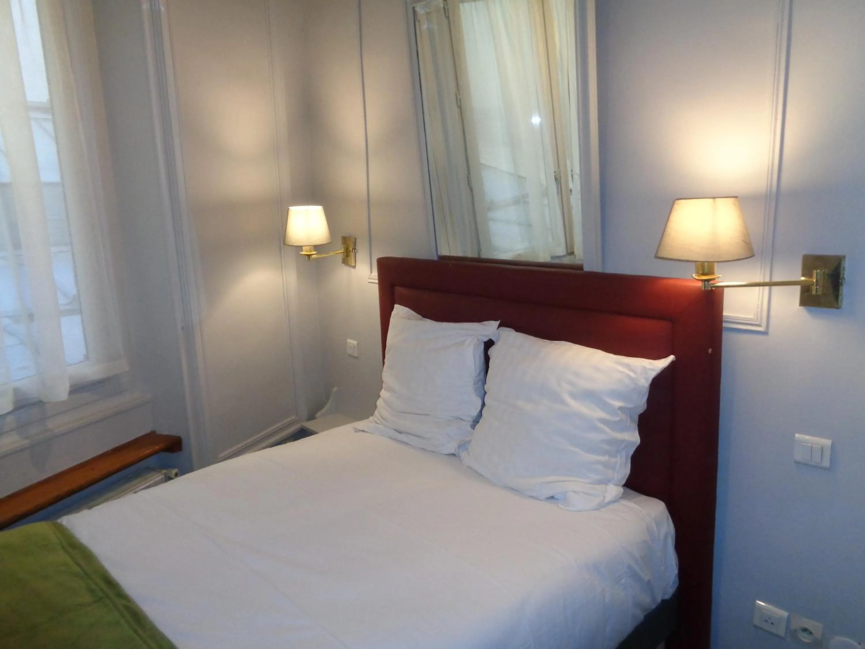 Bedroom, Bed in Hôtel les Degrés de Notre Dame