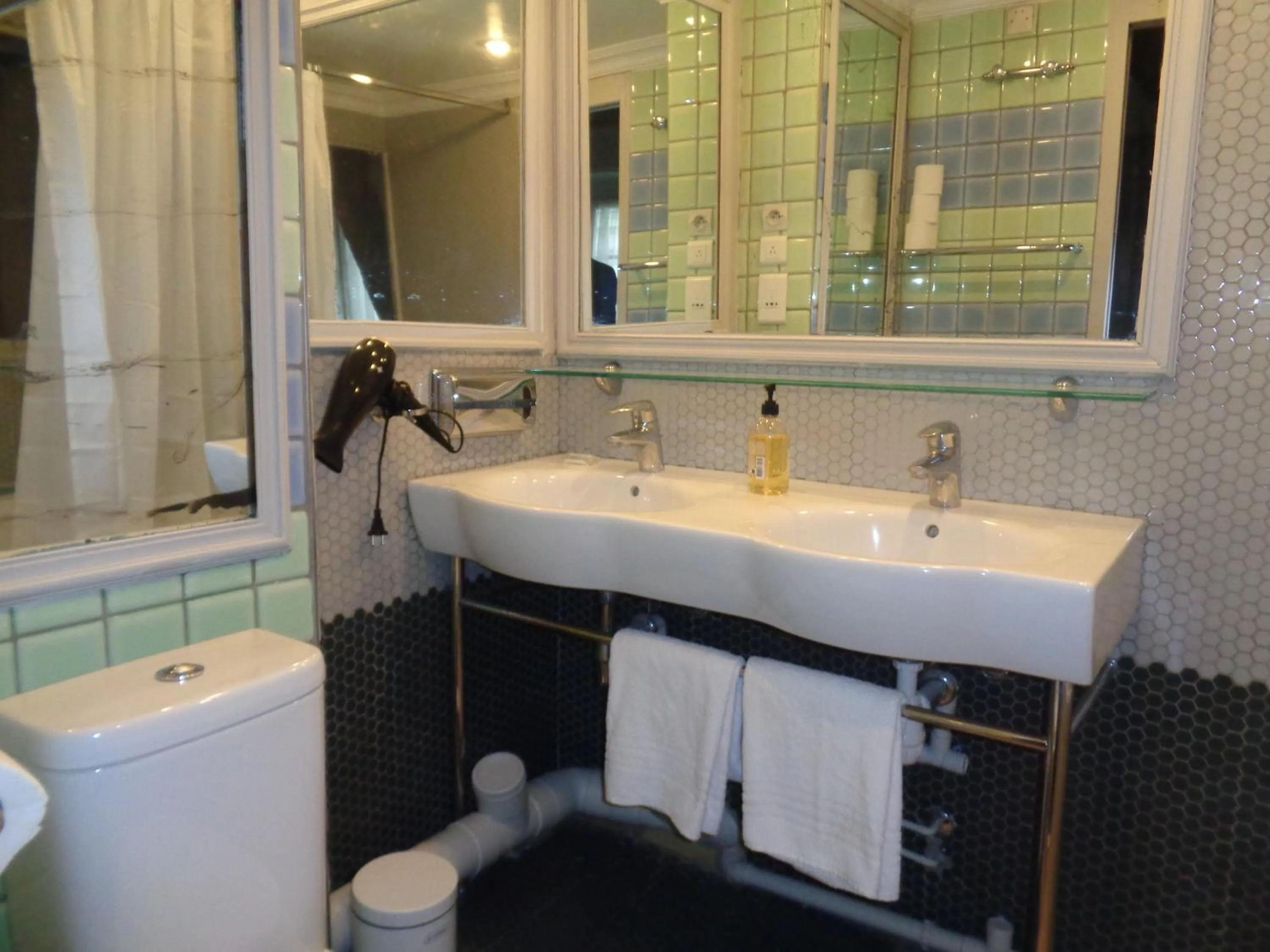 Bathroom in Hôtel les Degrés de Notre Dame