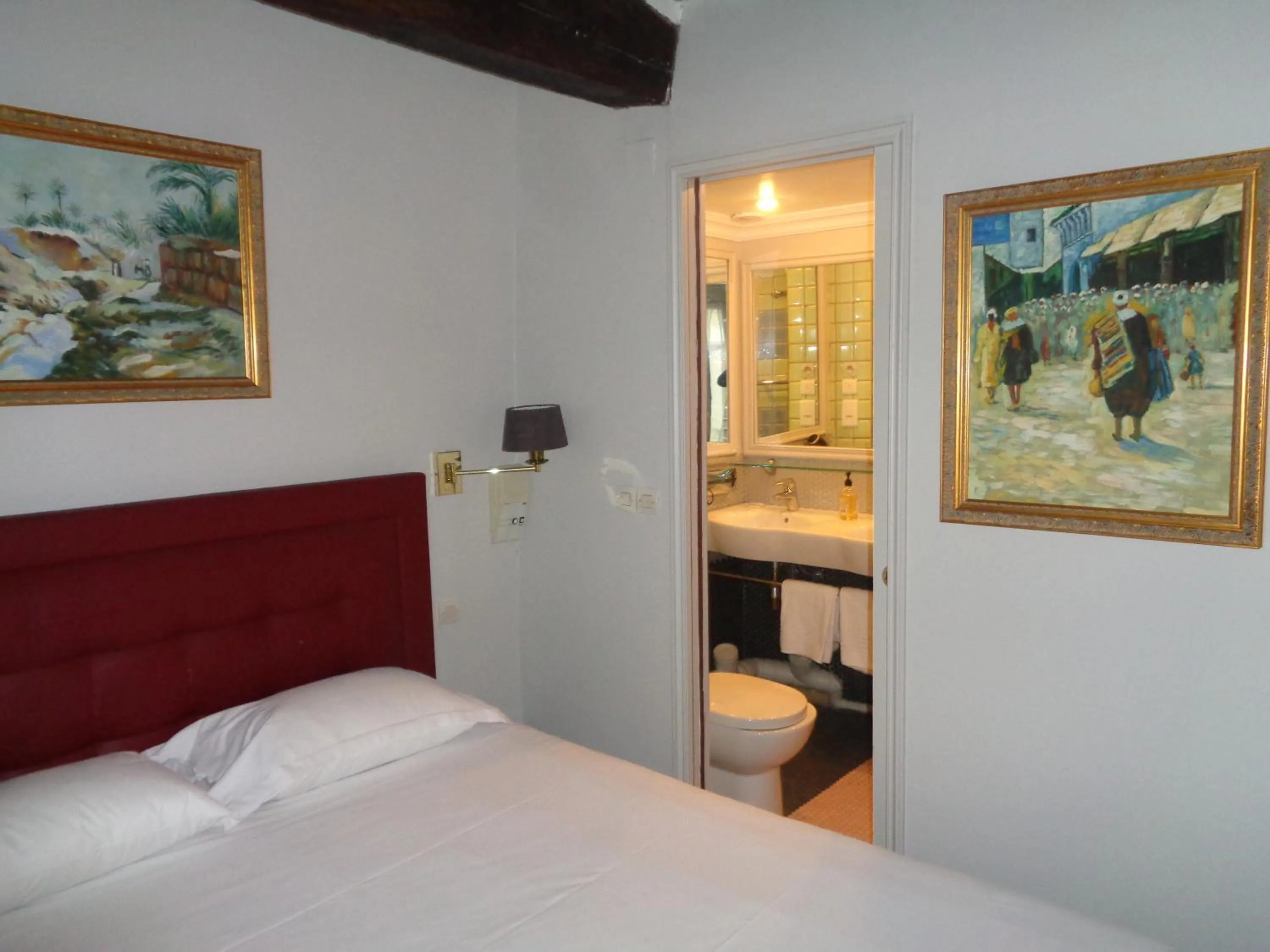 View (from property/room), Bed in Hôtel les Degrés de Notre Dame