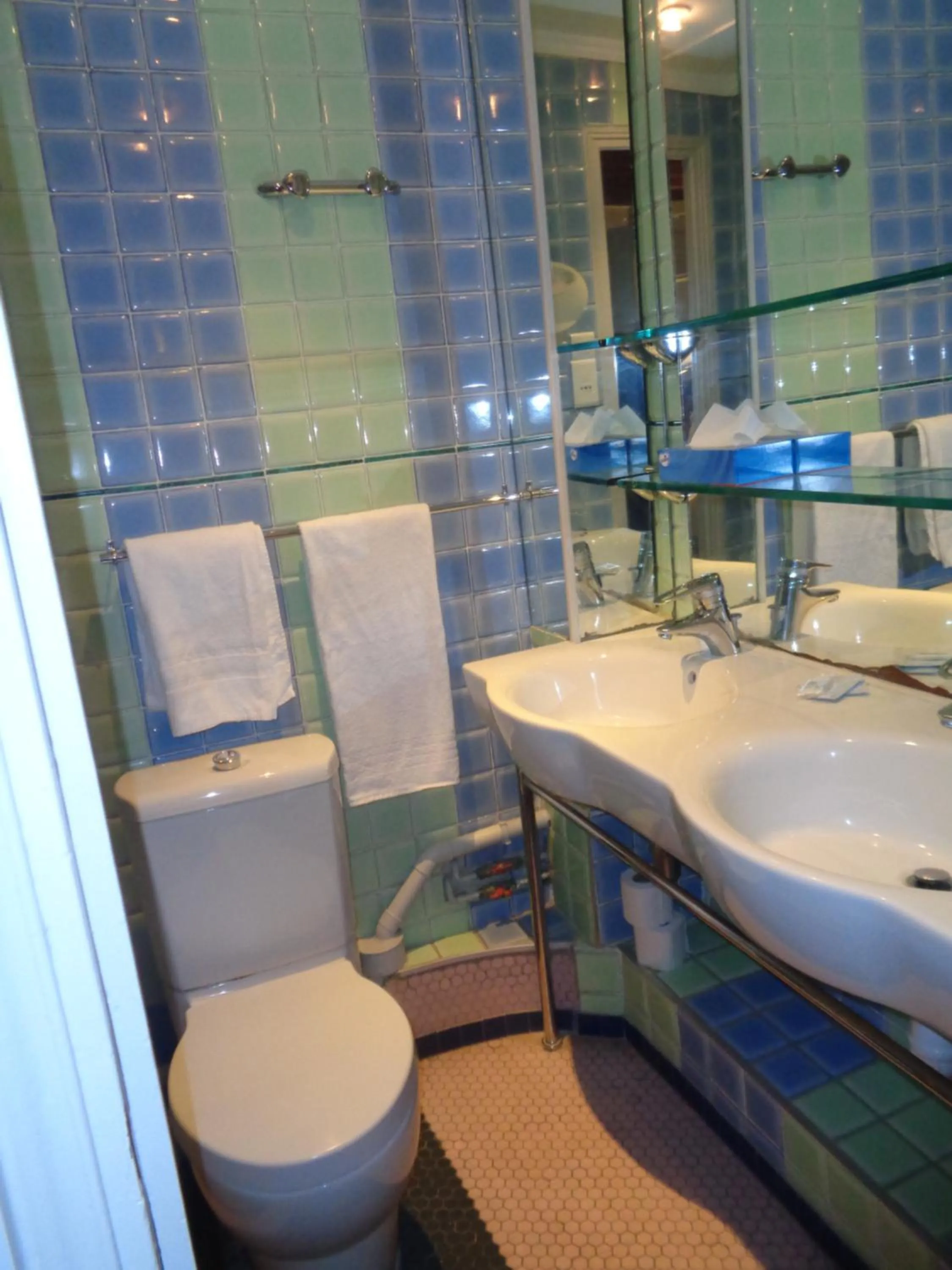 Bathroom in Hôtel les Degrés de Notre Dame