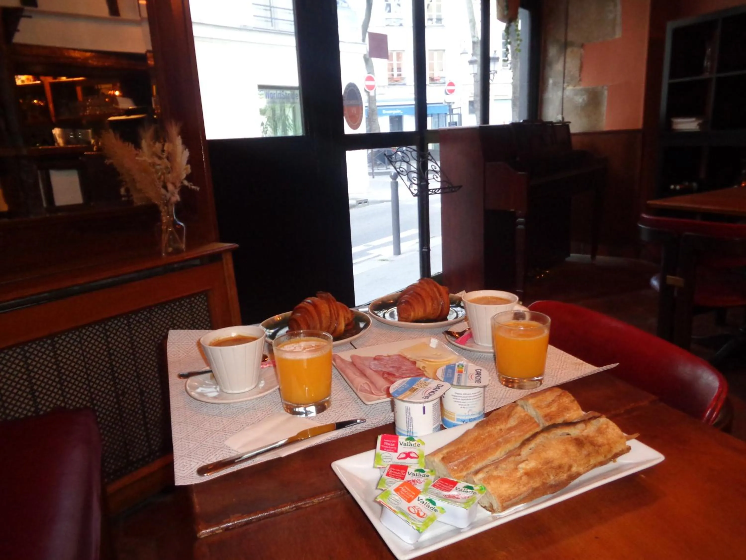 Continental breakfast in Hôtel les Degrés de Notre Dame
