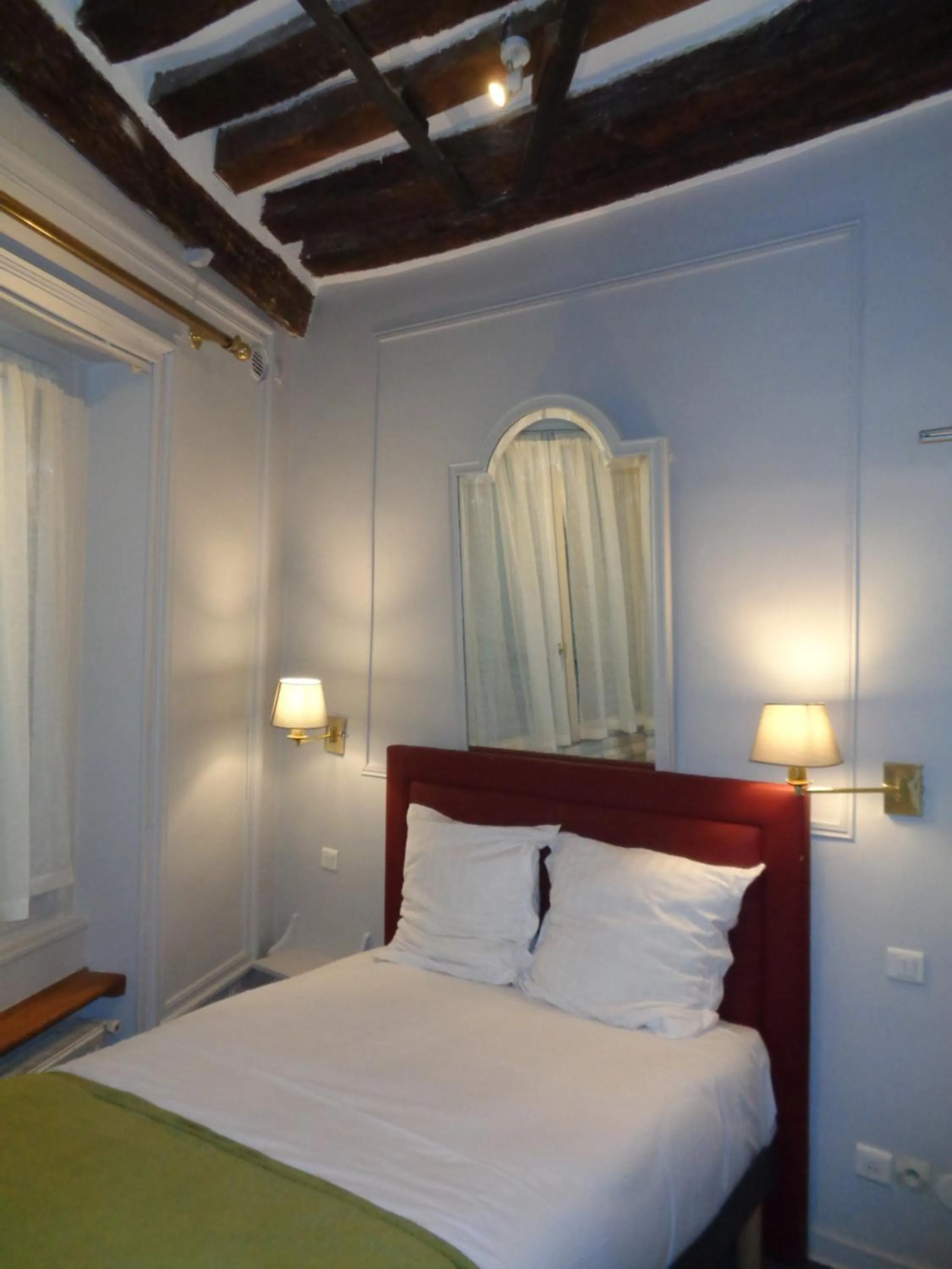 Bedroom, Bed in Hôtel les Degrés de Notre Dame