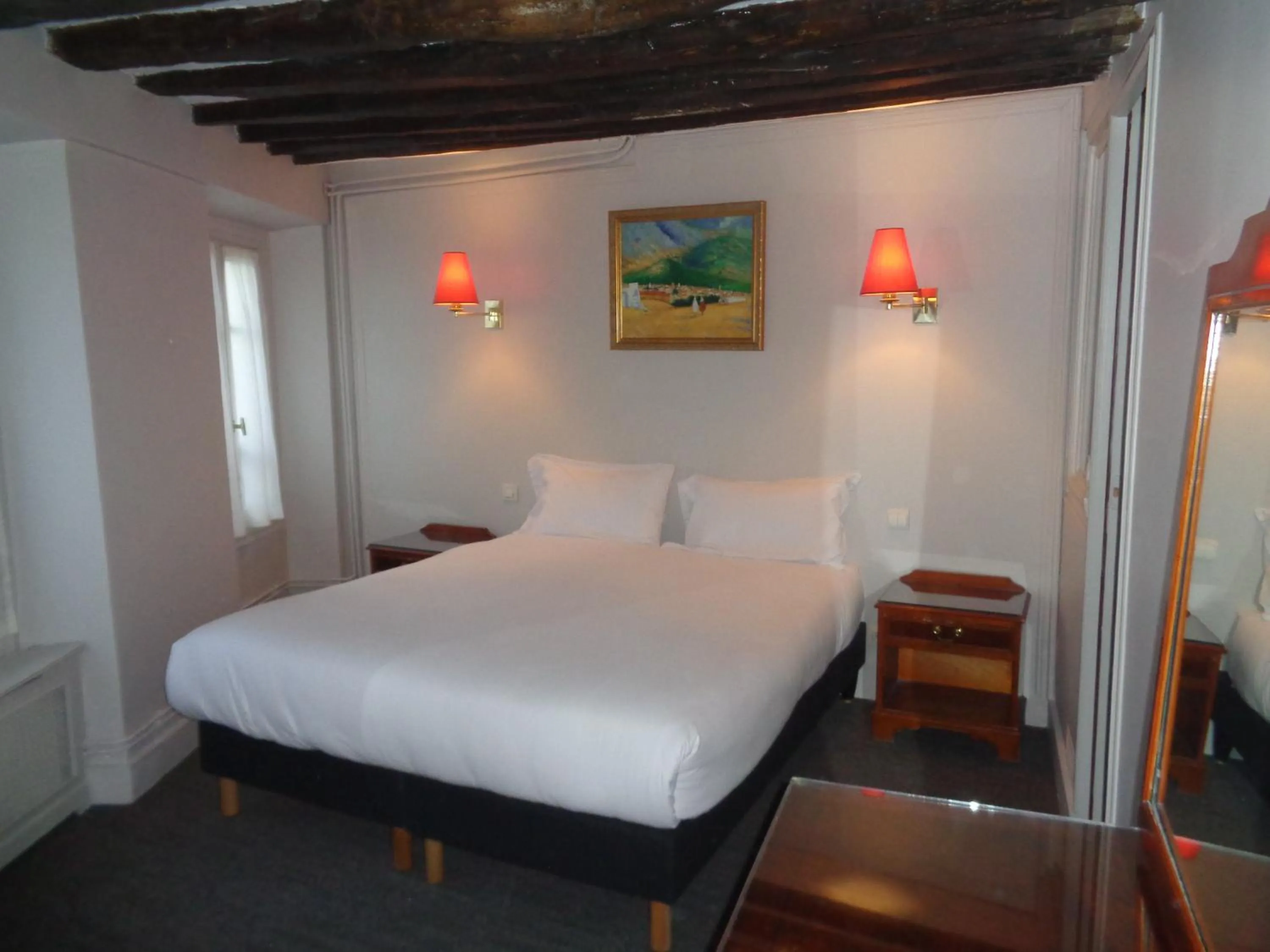 Bed in Hôtel les Degrés de Notre Dame