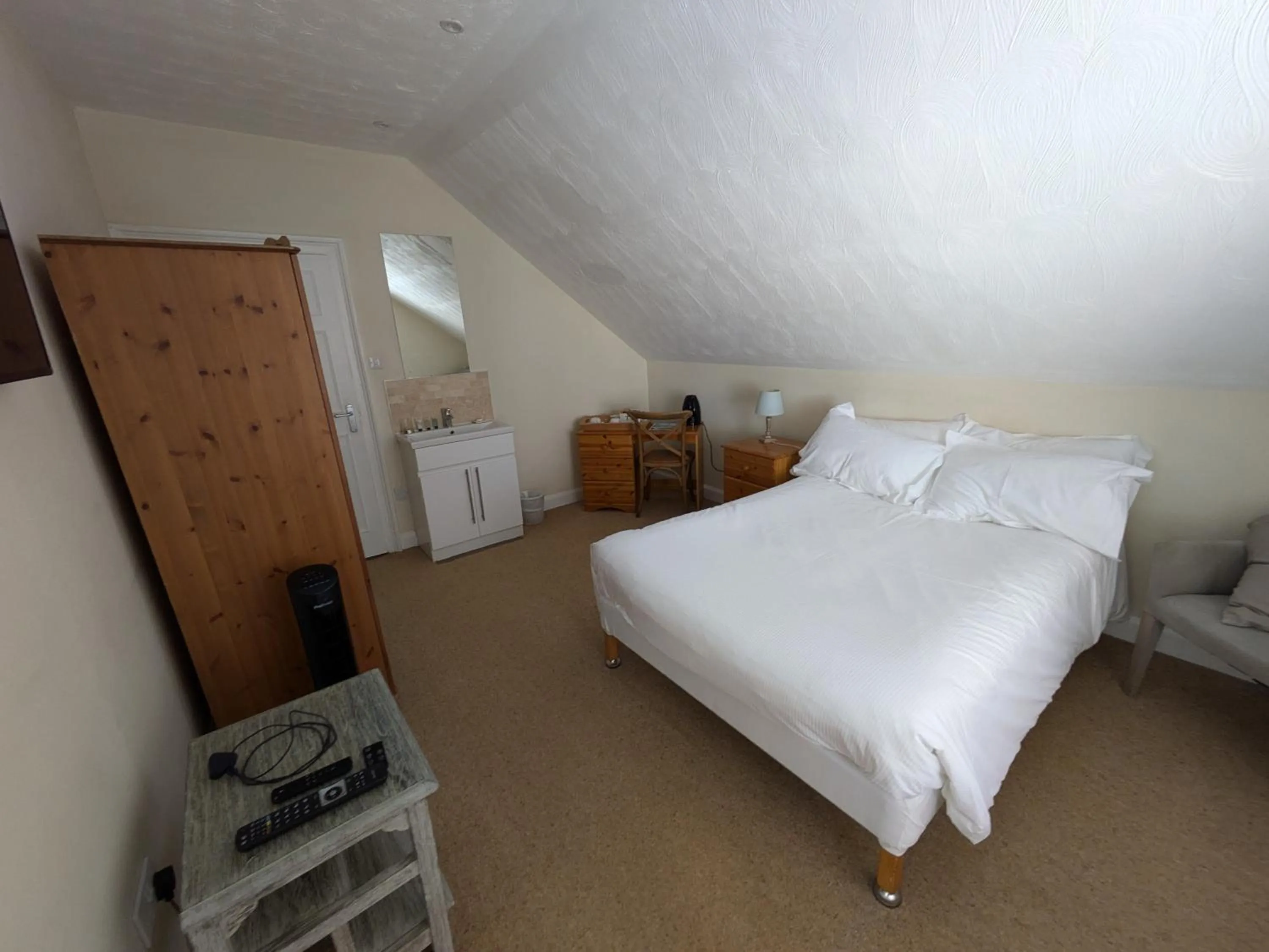 Bedroom, Bed in Buccleuch and Queensberry Arms Hotel