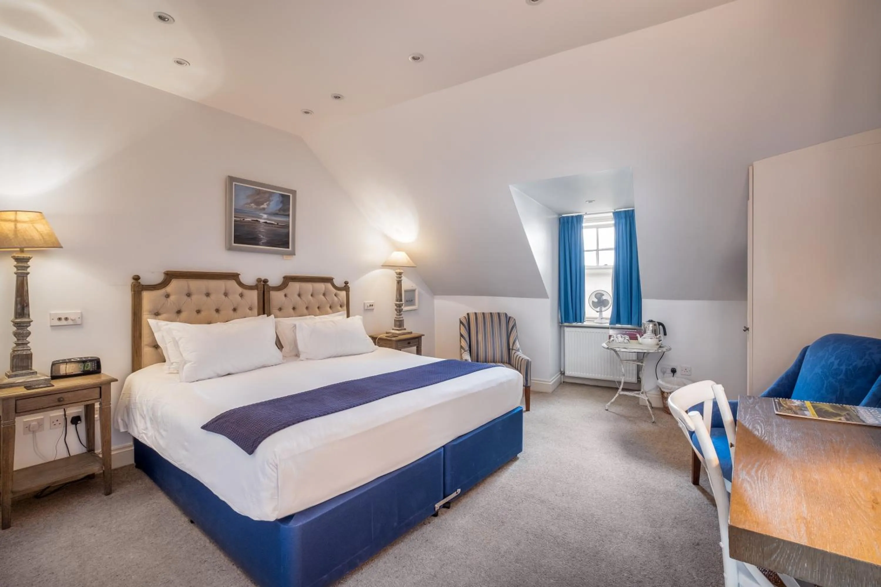 Bedroom, Bed in Buccleuch and Queensberry Arms Hotel