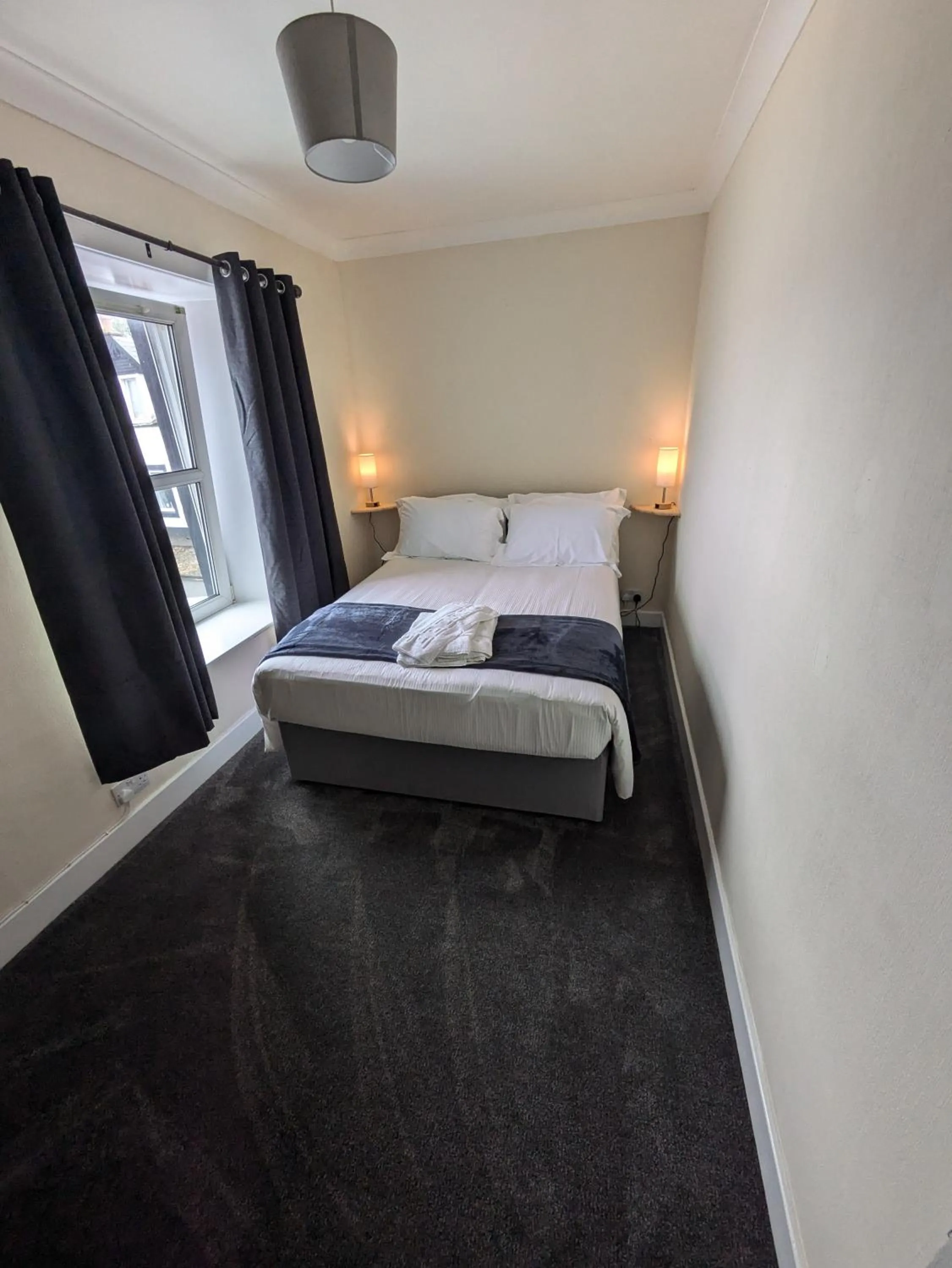 Bedroom, Bed in Buccleuch and Queensberry Arms Hotel