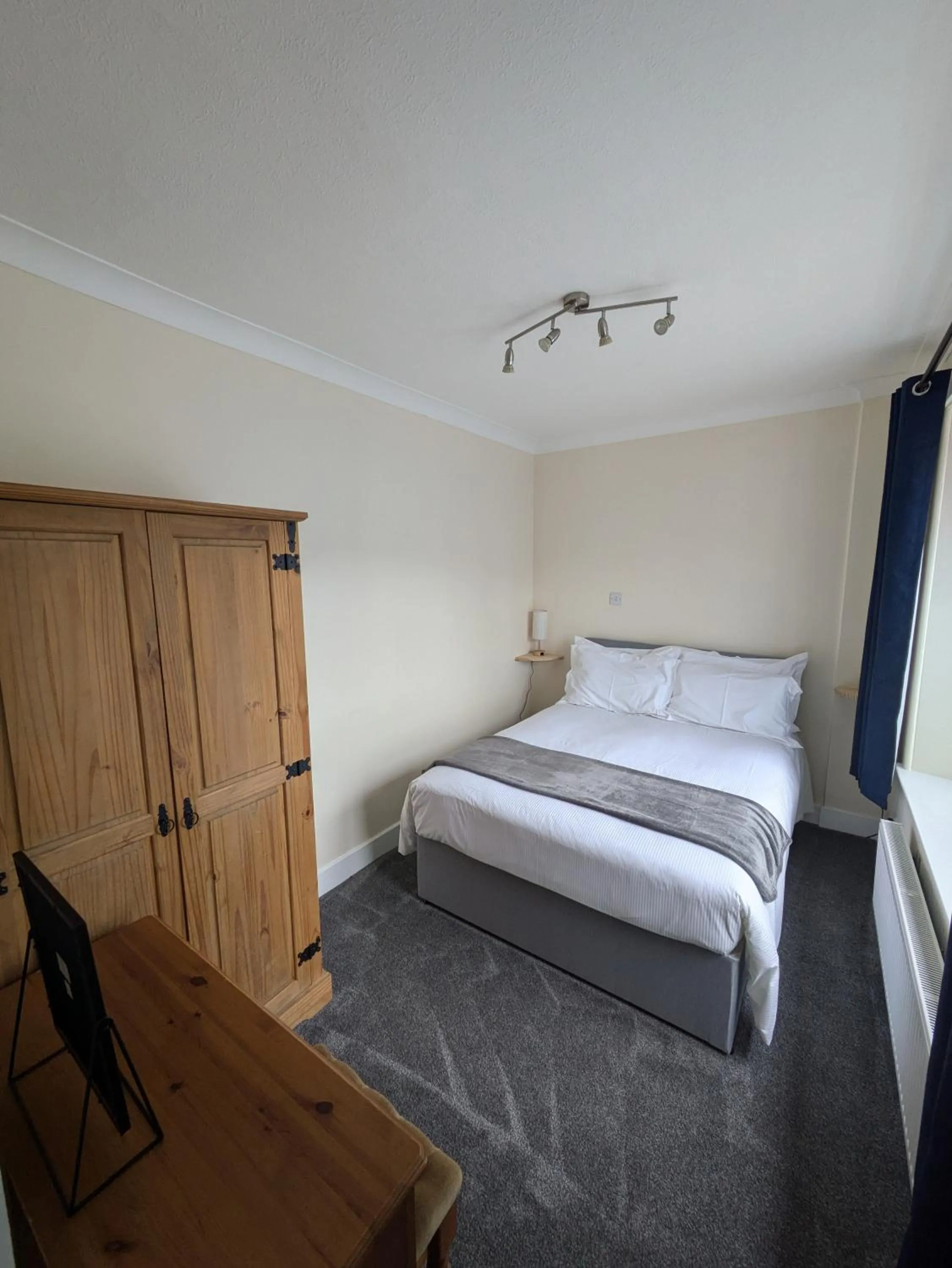 Bedroom, Bed in Buccleuch and Queensberry Arms Hotel
