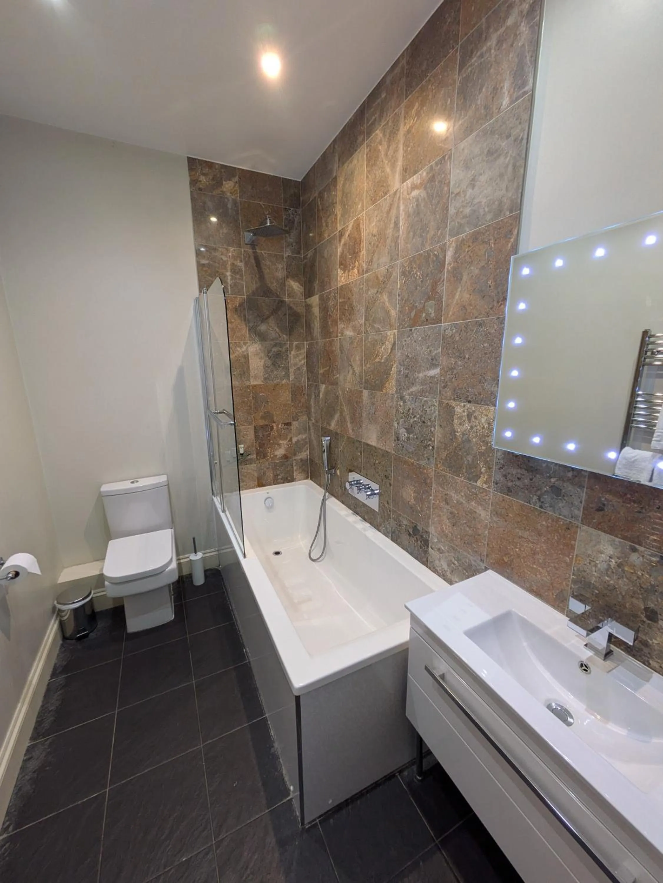 Bathroom in Buccleuch and Queensberry Arms Hotel