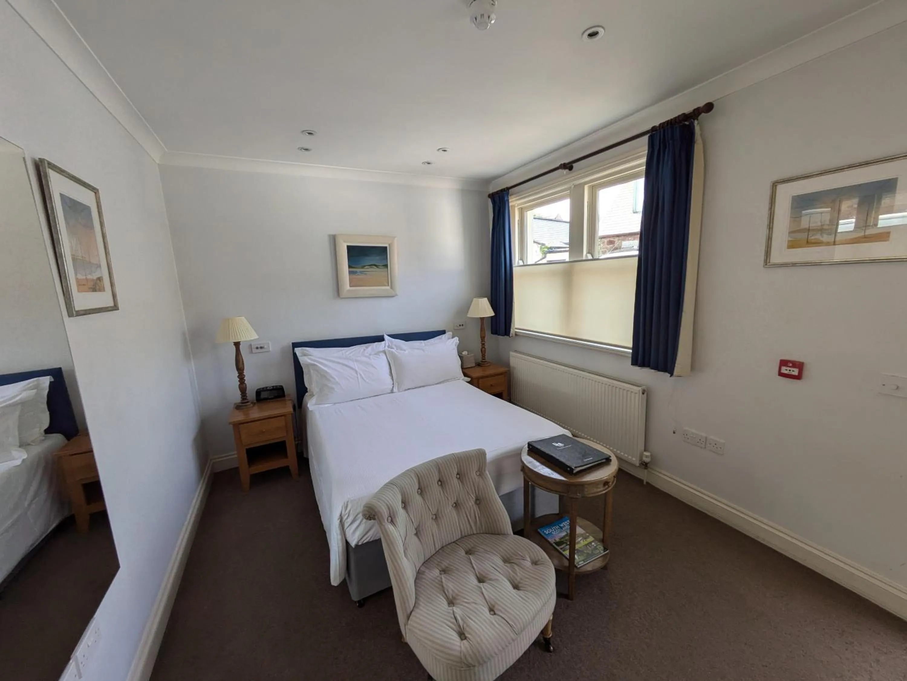 Bedroom, Bed in Buccleuch and Queensberry Arms Hotel