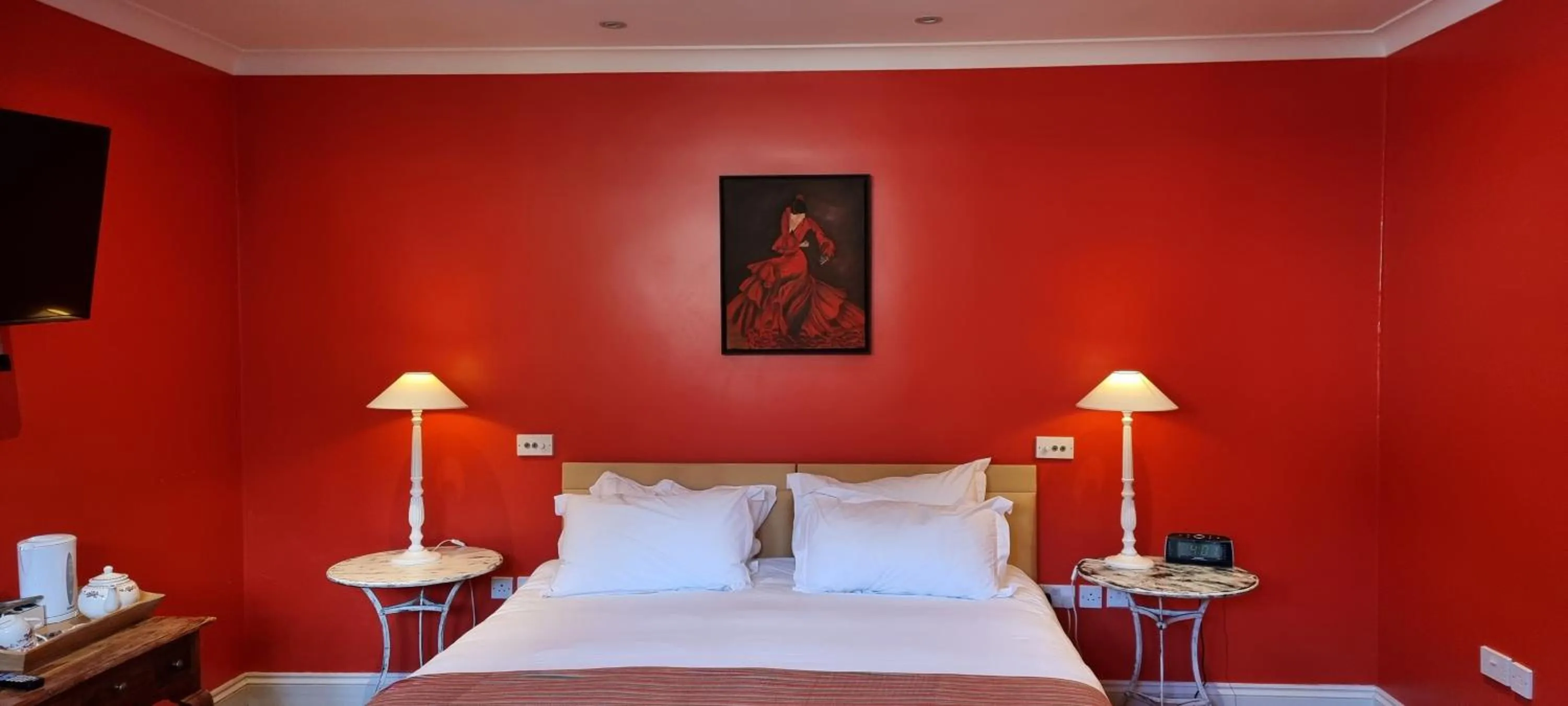 Bedroom, Bed in Buccleuch and Queensberry Arms Hotel