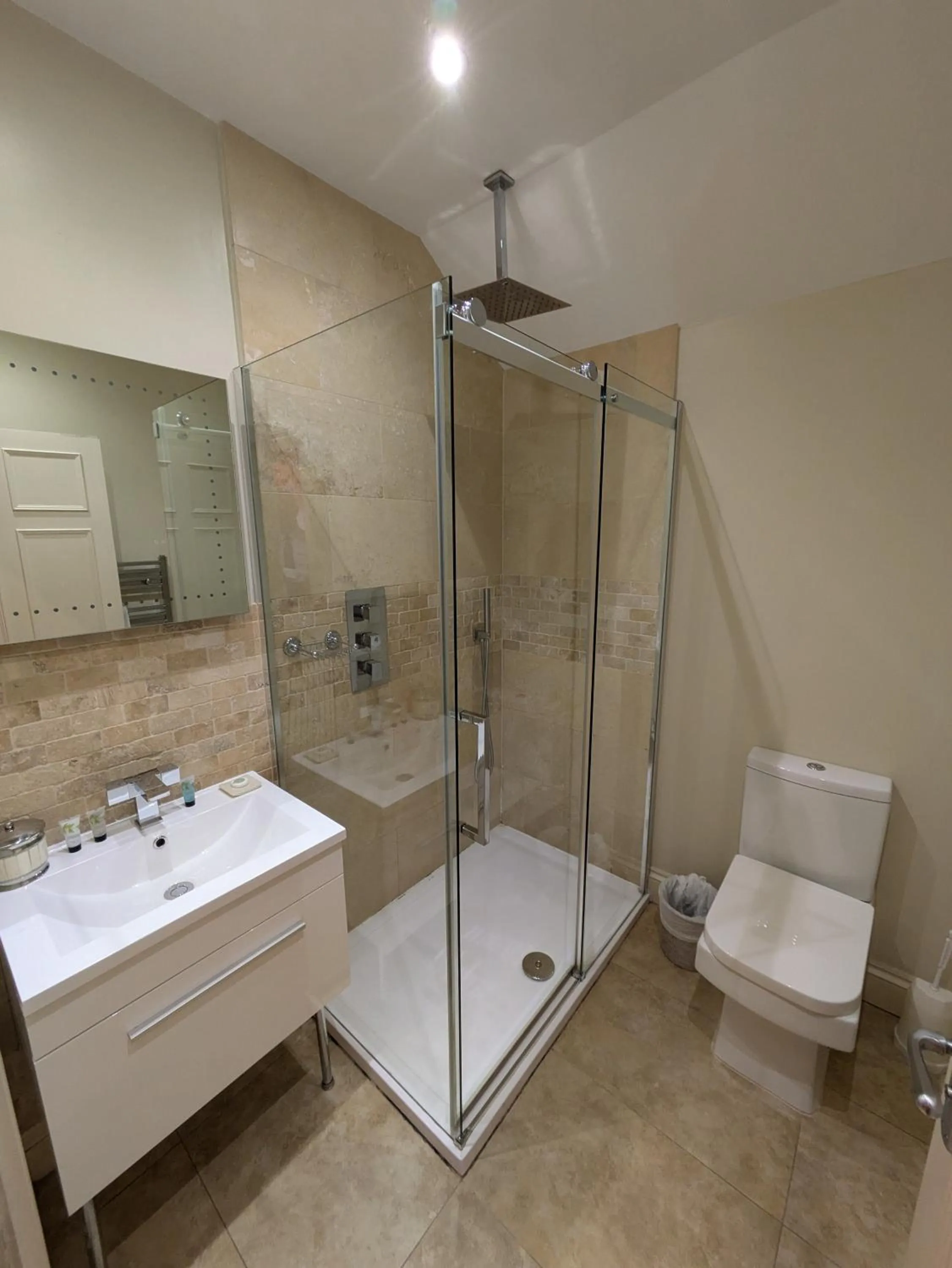 Bathroom in Buccleuch and Queensberry Arms Hotel