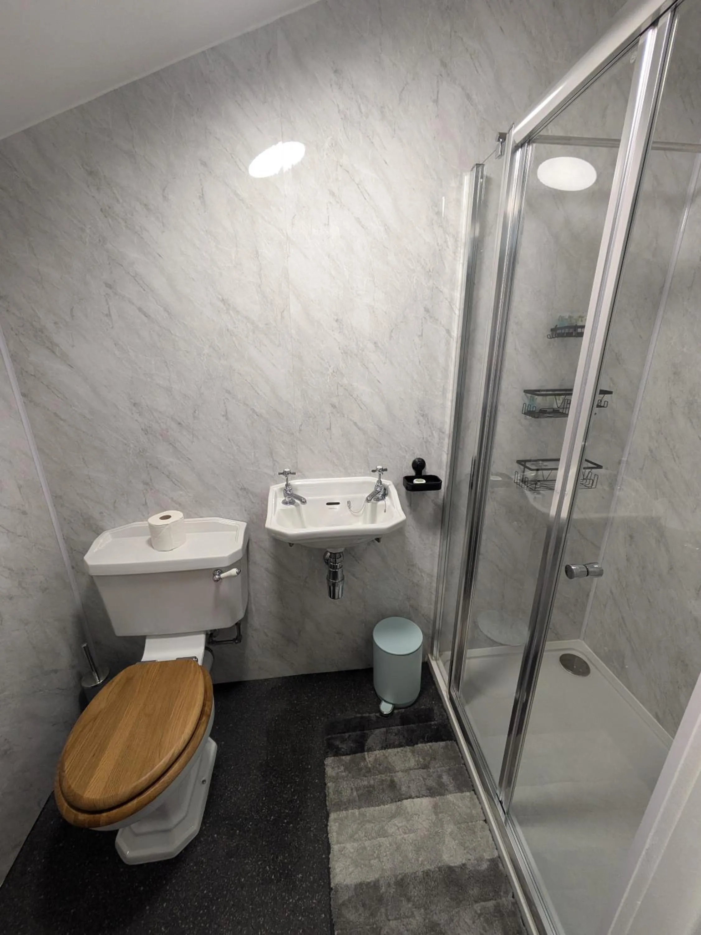 Bathroom in Buccleuch and Queensberry Arms Hotel