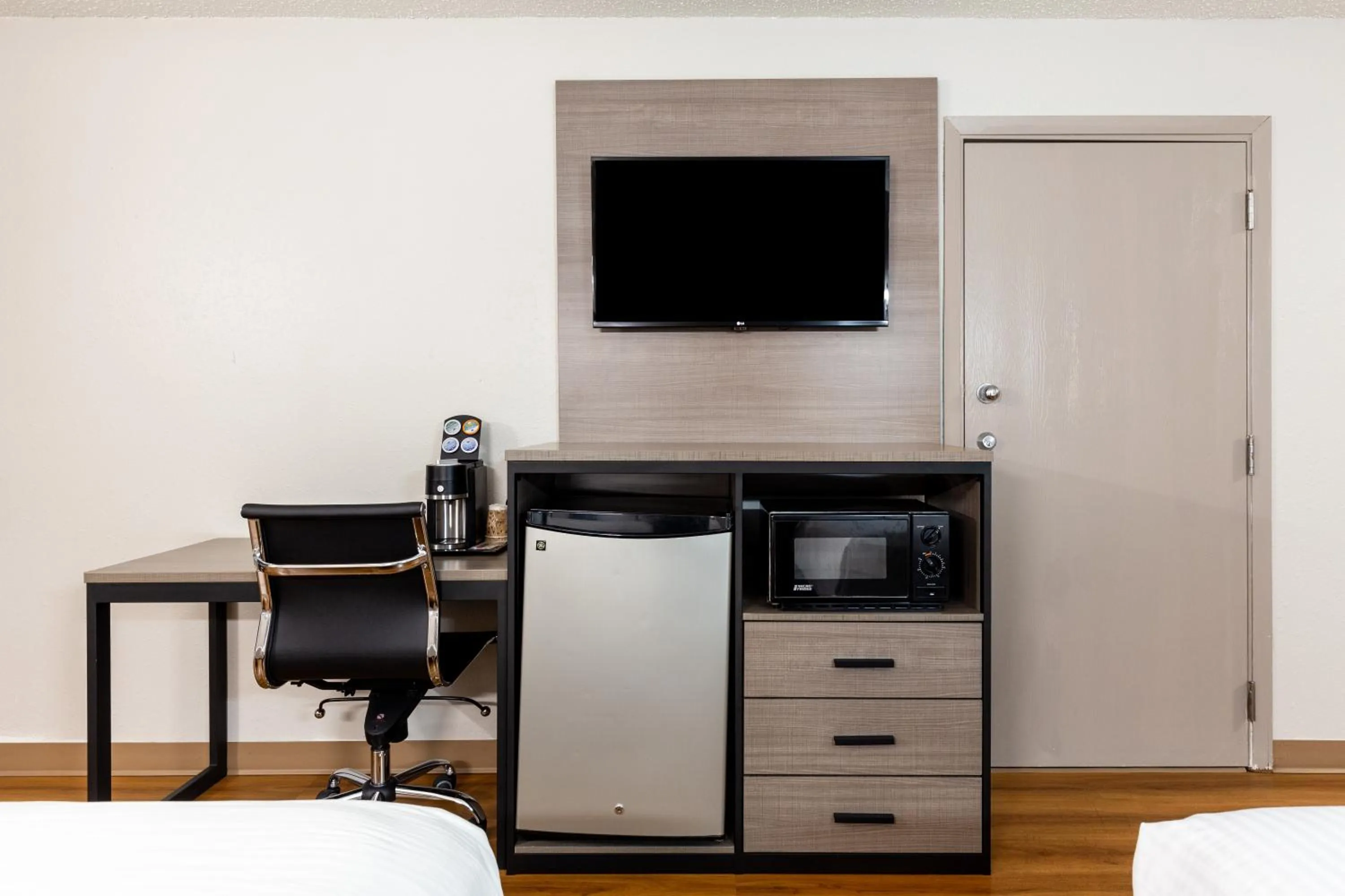 TV and multimedia in Red Lion Inn & Suites Saint Louis