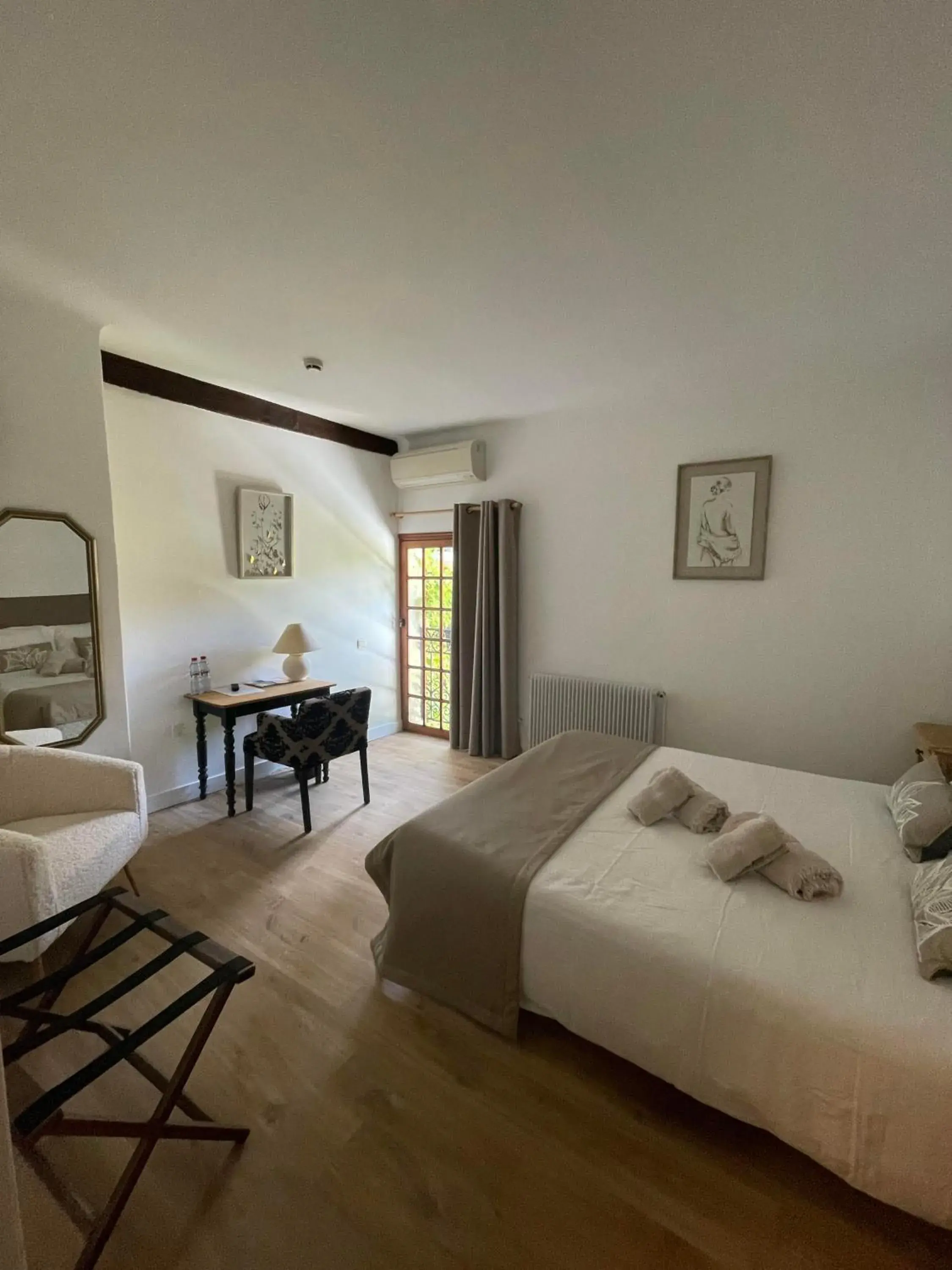 Double Room in La Passiflore Double Room in La Passiflore