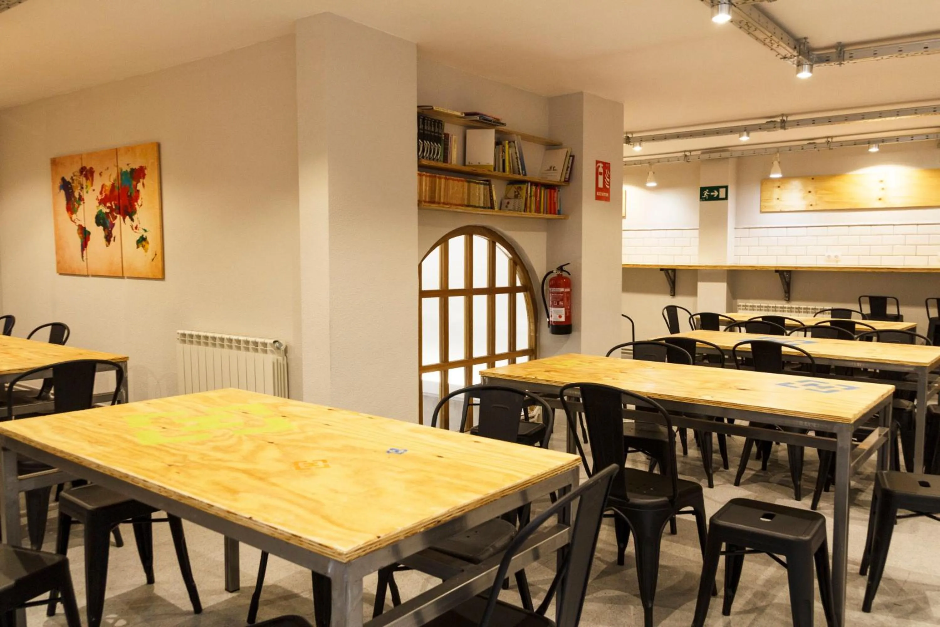 Communal kitchen in Hostel Catedral Burgos