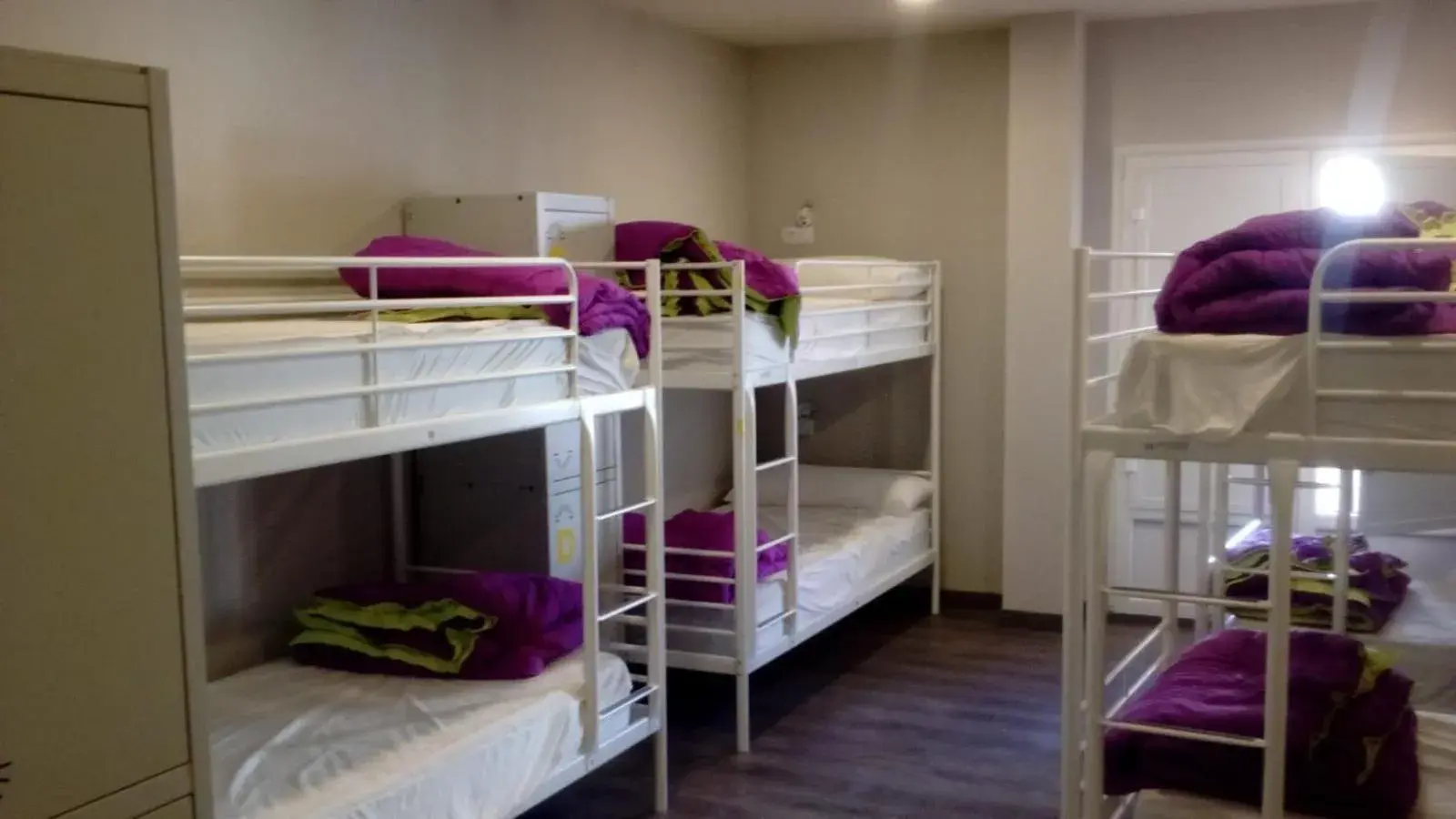 Single Bed in 6-Bed Dormitory Room in Hostel Catedral Burgos Single Bed in 6-Bed Dormitory Room in Hostel Catedral Burgos