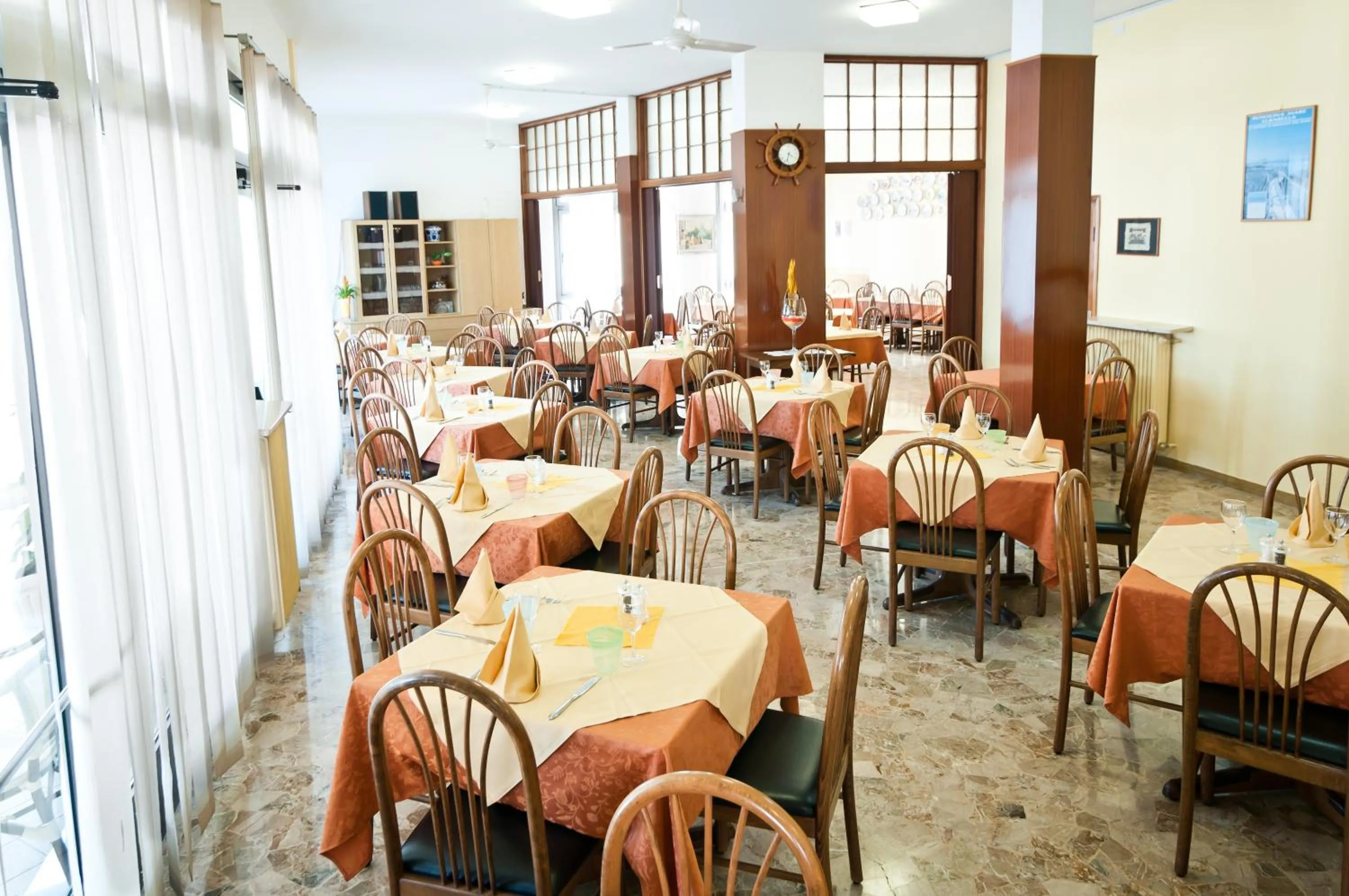 Restaurant/places to eat in Hotel Milan