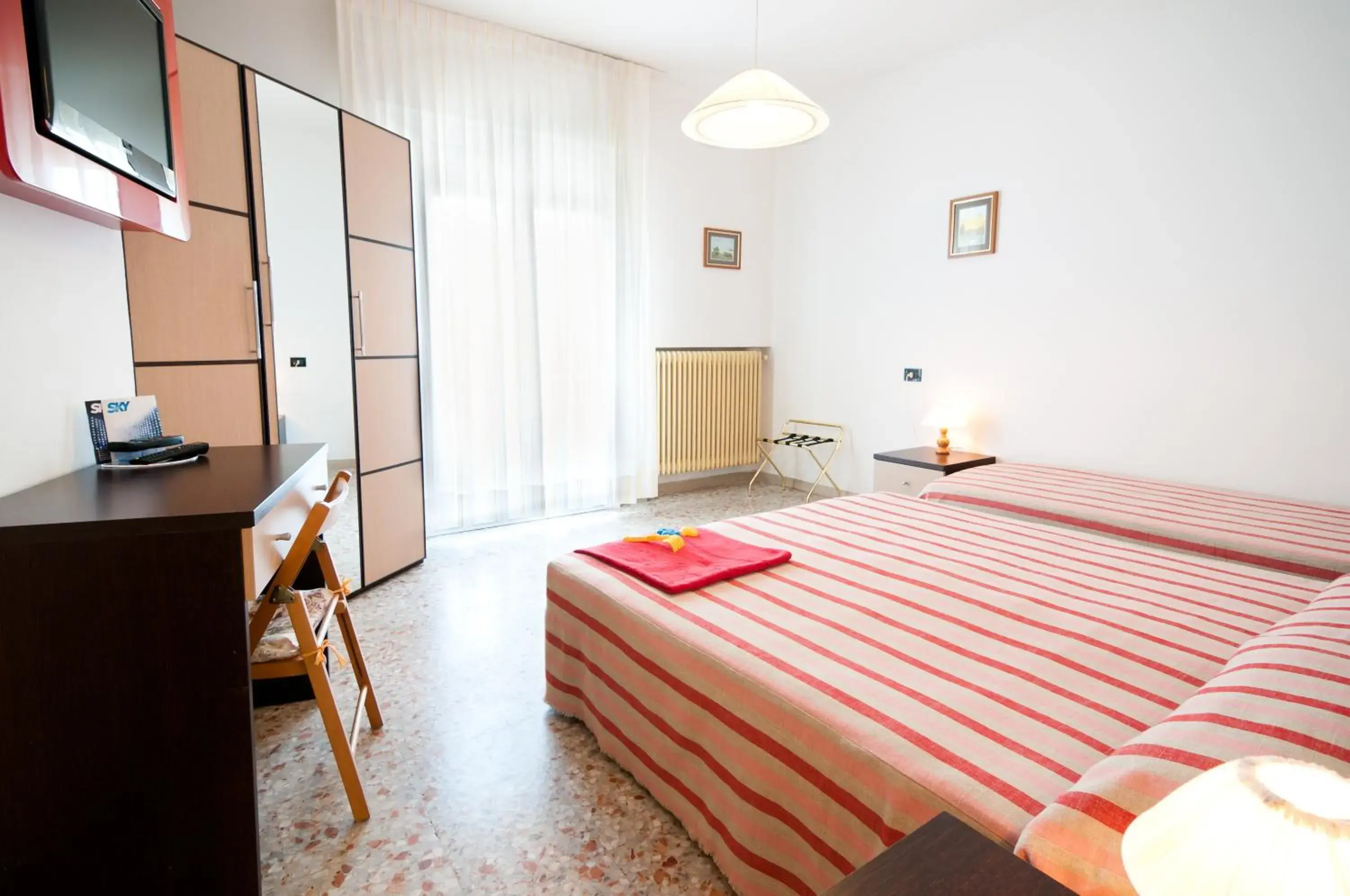 Standard Quadruple Room in Hotel Milan Standard Quadruple Room in Hotel Milan