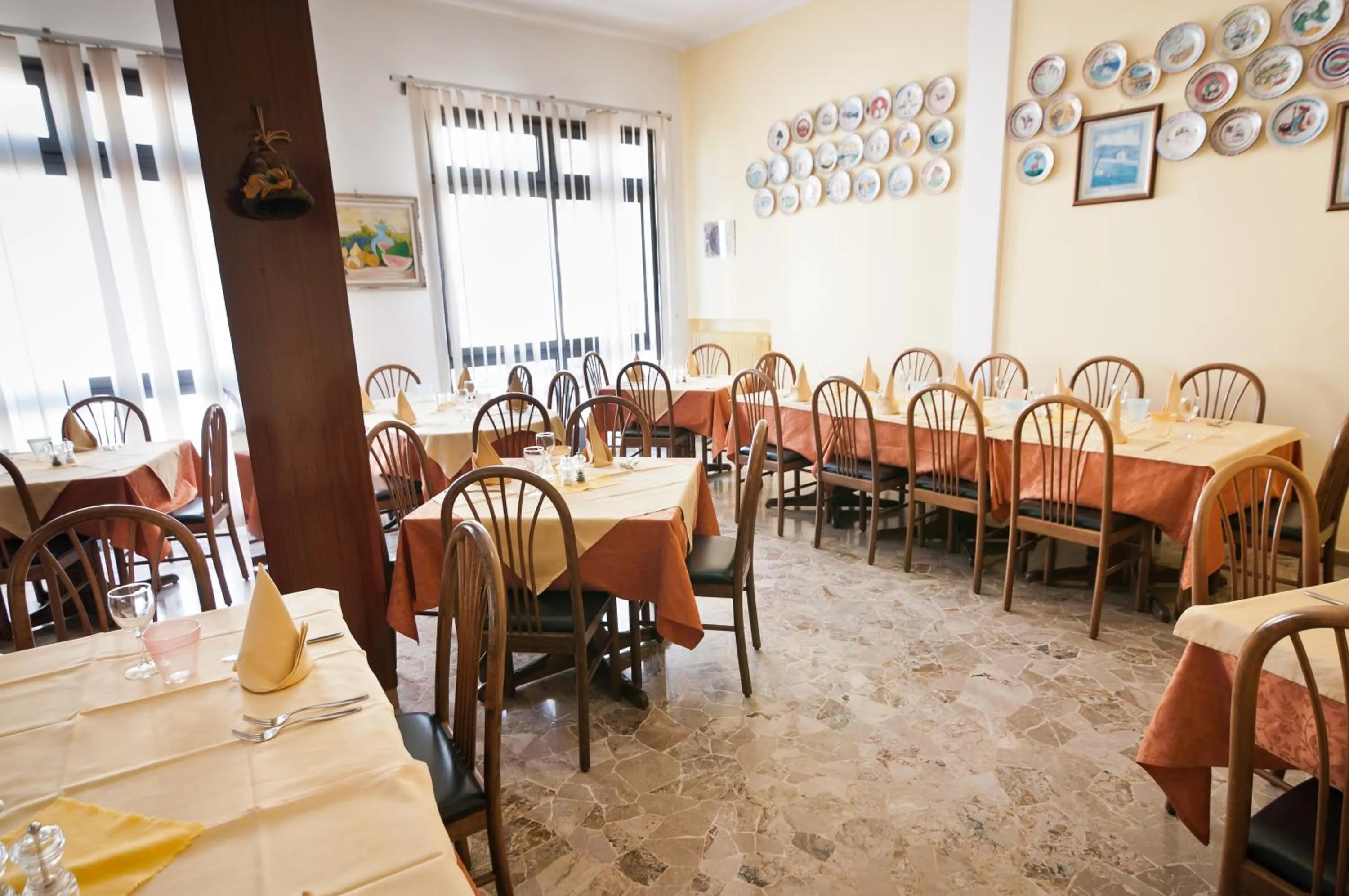 Restaurant/places to eat in Hotel Milan