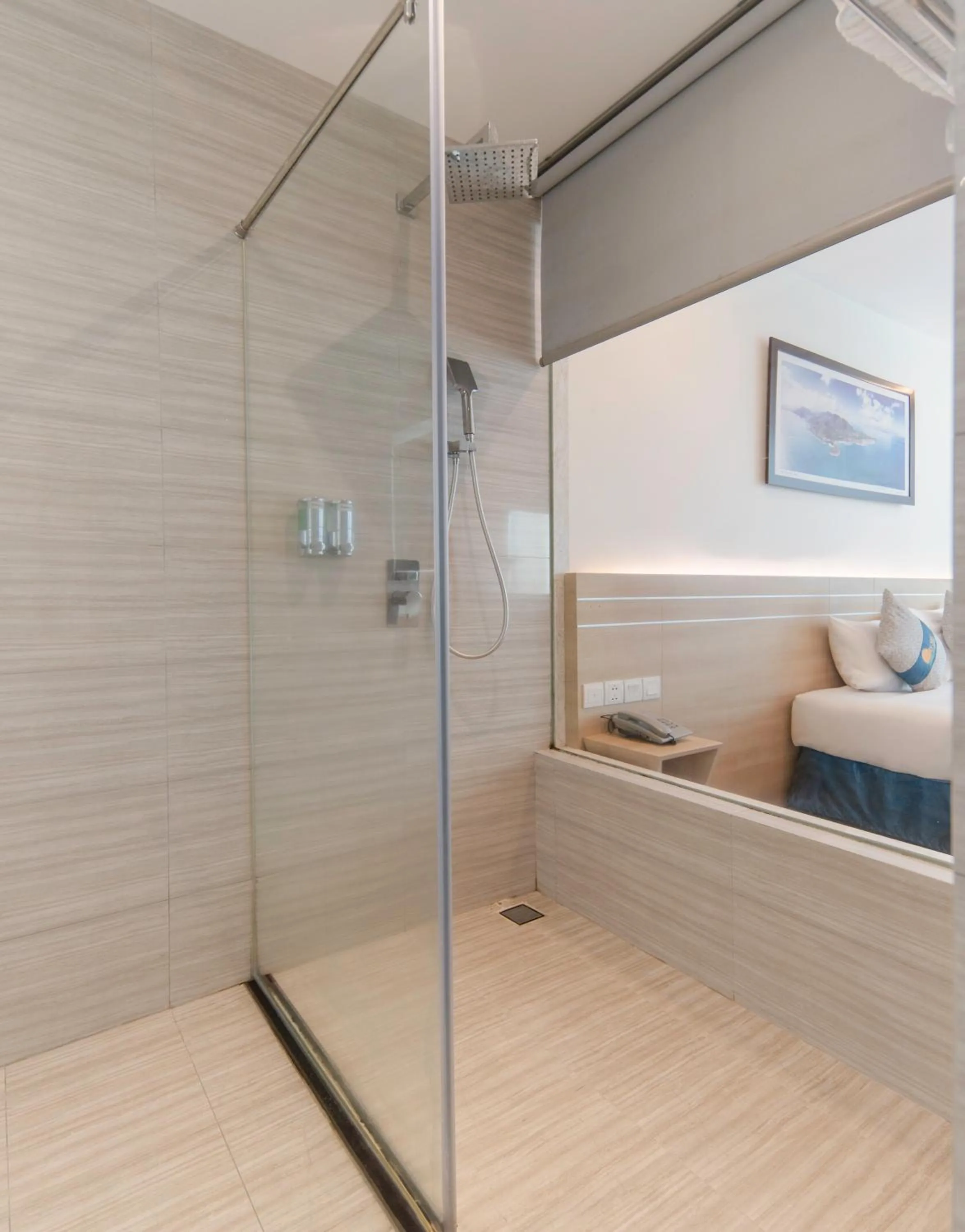 Shower, Bed in Lucky Sun Hotel Nha Trang Beach