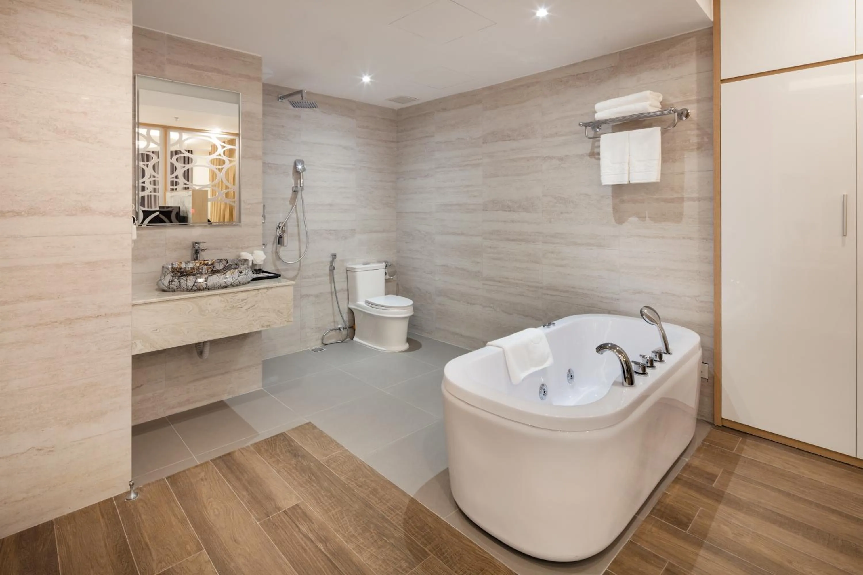 Toilet in Lucky Sun Hotel Nha Trang Beach